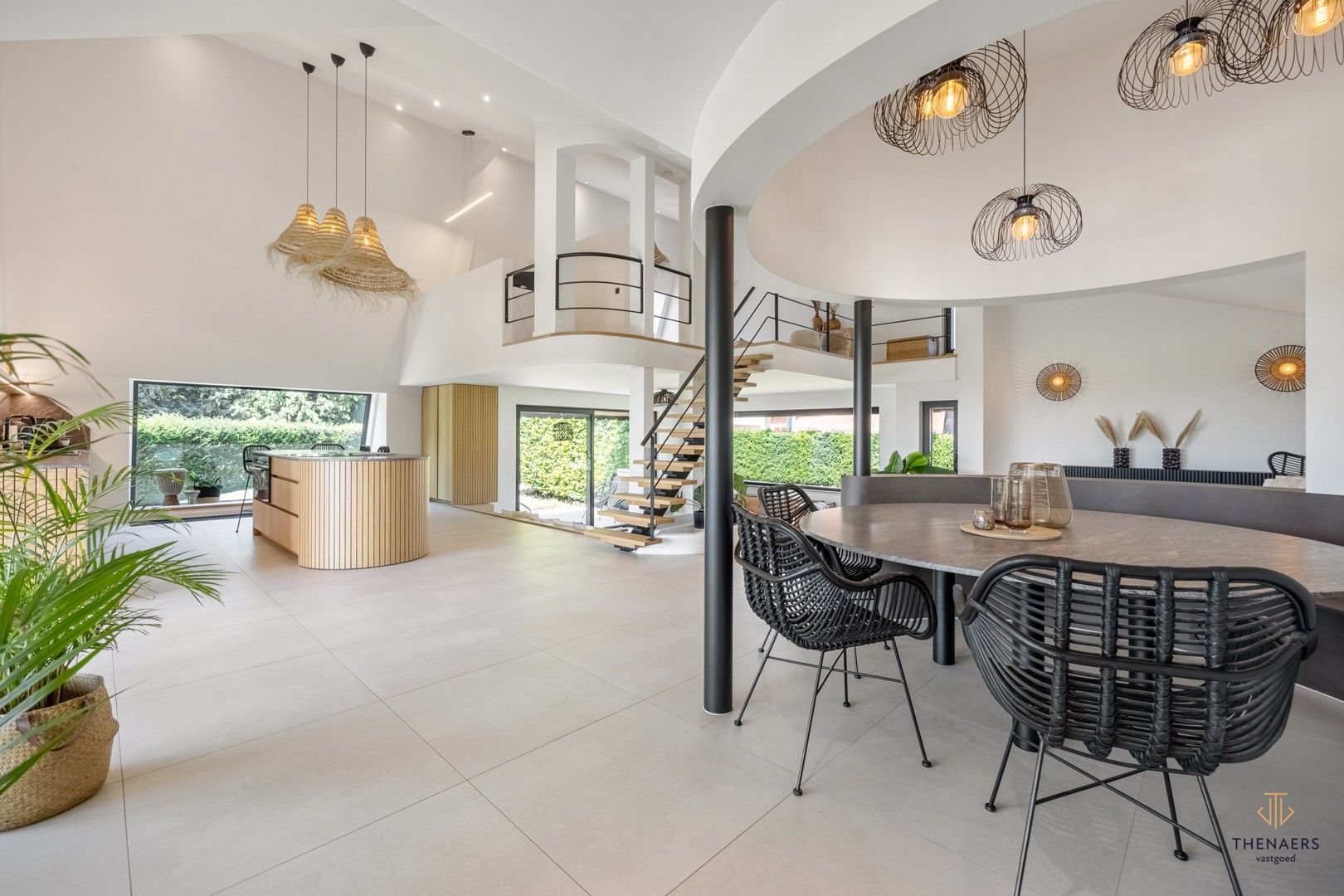 UNIEKE GERENOVEERDE WONING MET 4 SLAAPKAMERS EN PRACHTIG UITZICHT OP DE VELDEN. foto {{pictureIndex}}