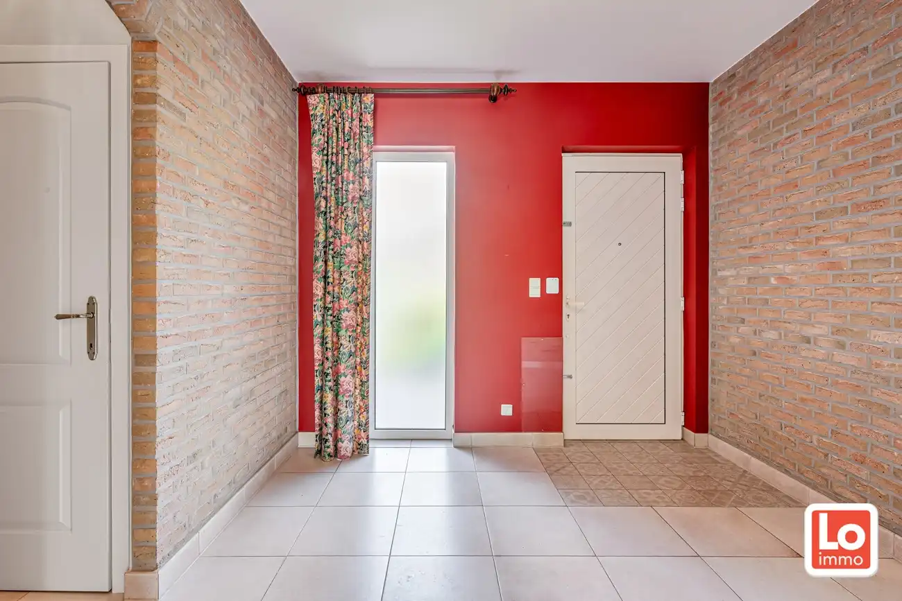 Degelijke open (kangoeroe)woning met inpandige garage en gezellige zuidwest georiënteerde tuin op een rustige locatie nabij het centrum van Lochristi! foto 7