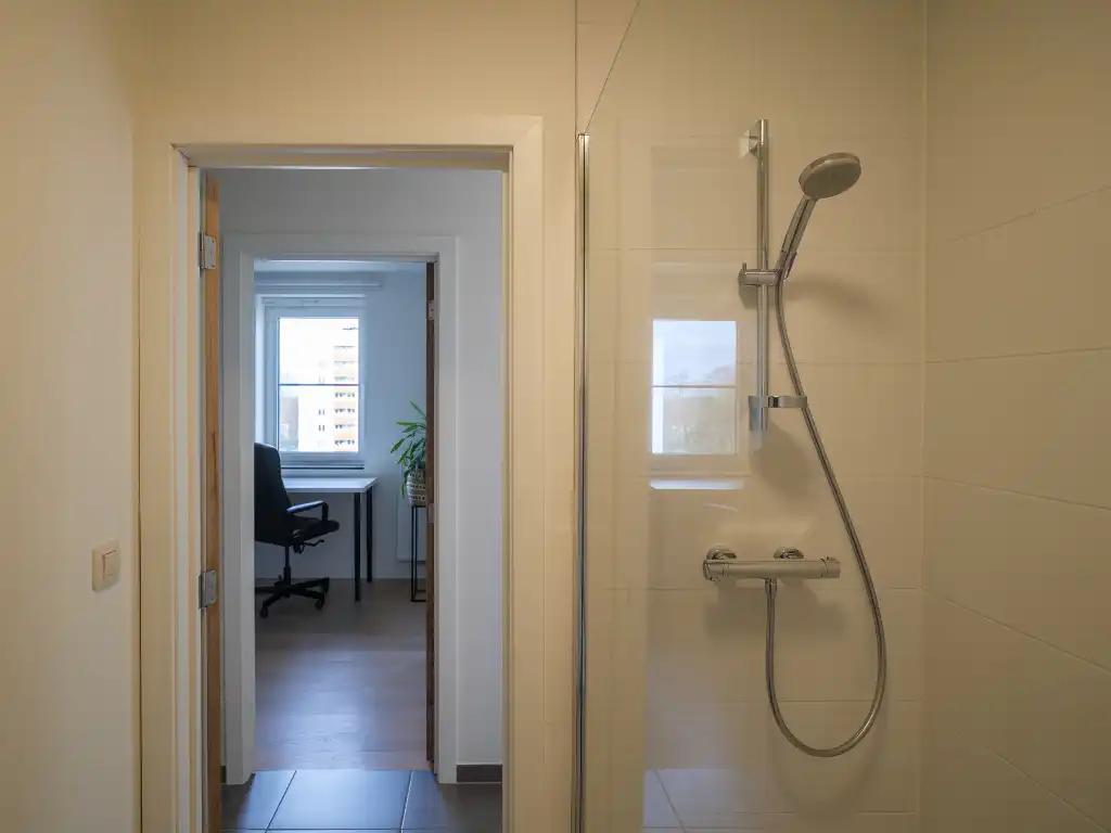 Lichtrijk dakappartement (BJ 2015) met een bijzonder ruim terras foto 14