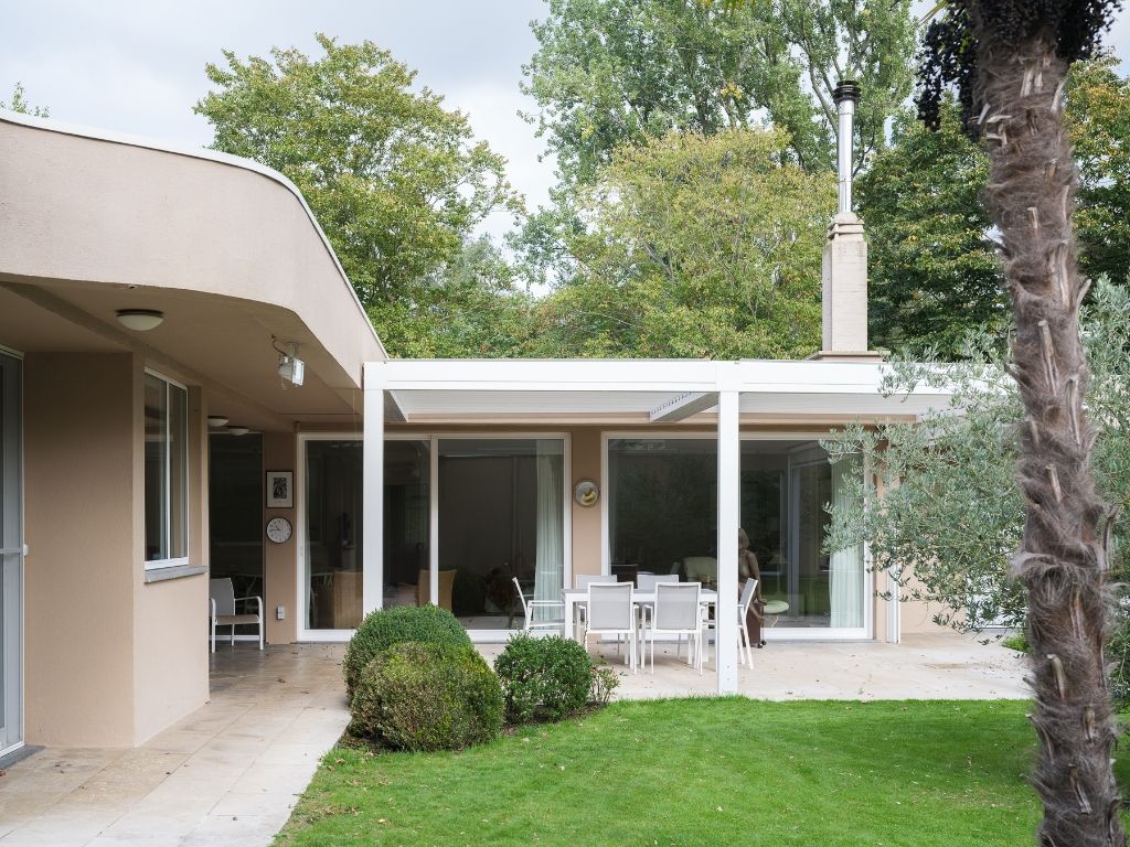 Twee uitzonderlijke bungalowvilla’s op één groen perceel van 3.241 m² in een residentiële wijk in De Pinte. foto {{pictureIndex}}