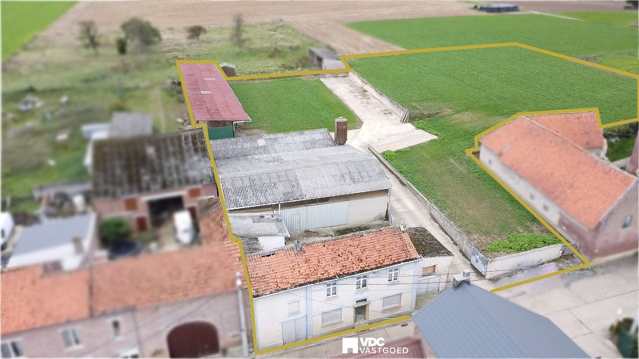Voormalige boerderij met loods en veestal op perceel van 6.920 m² – volledig te renoveren foto {{pictureIndex}}