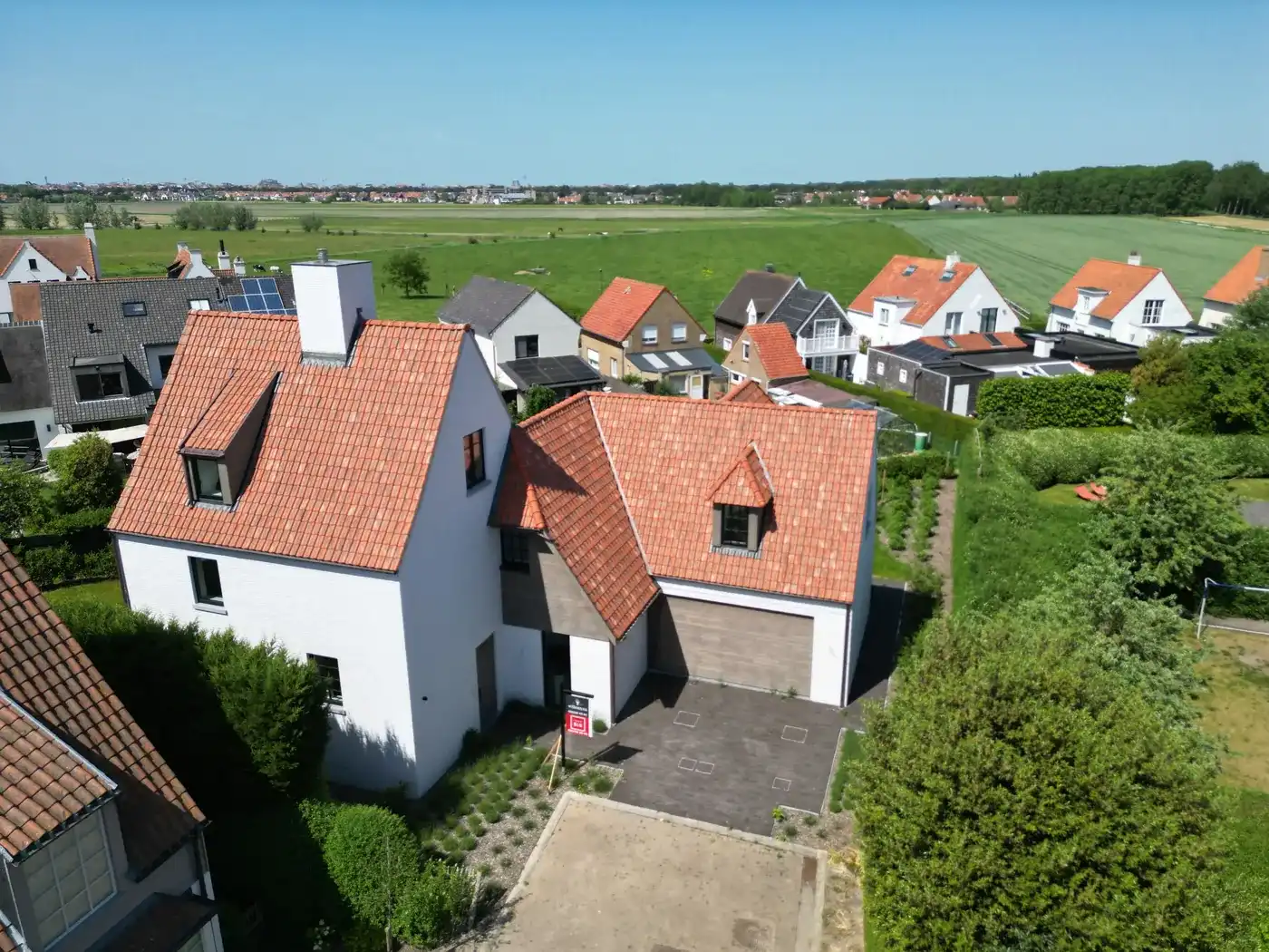 Alleenstaande nieuwbouwvilla met aangename volumes foto 6