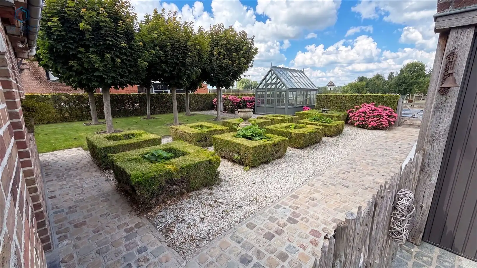 Instapklare woning met 3 slaapkamers, prachtige tuin, 2 garages en tal van mogelijkheden in Lierde foto 4