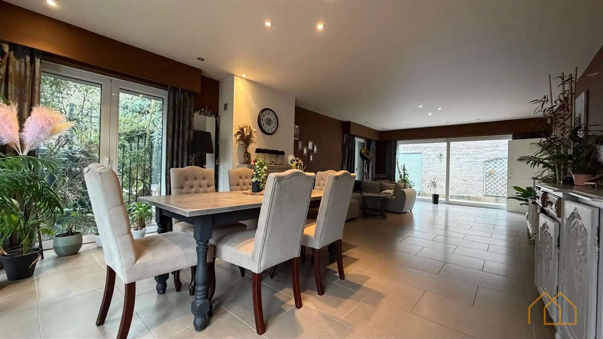 Ruime woning met burelen foto 7