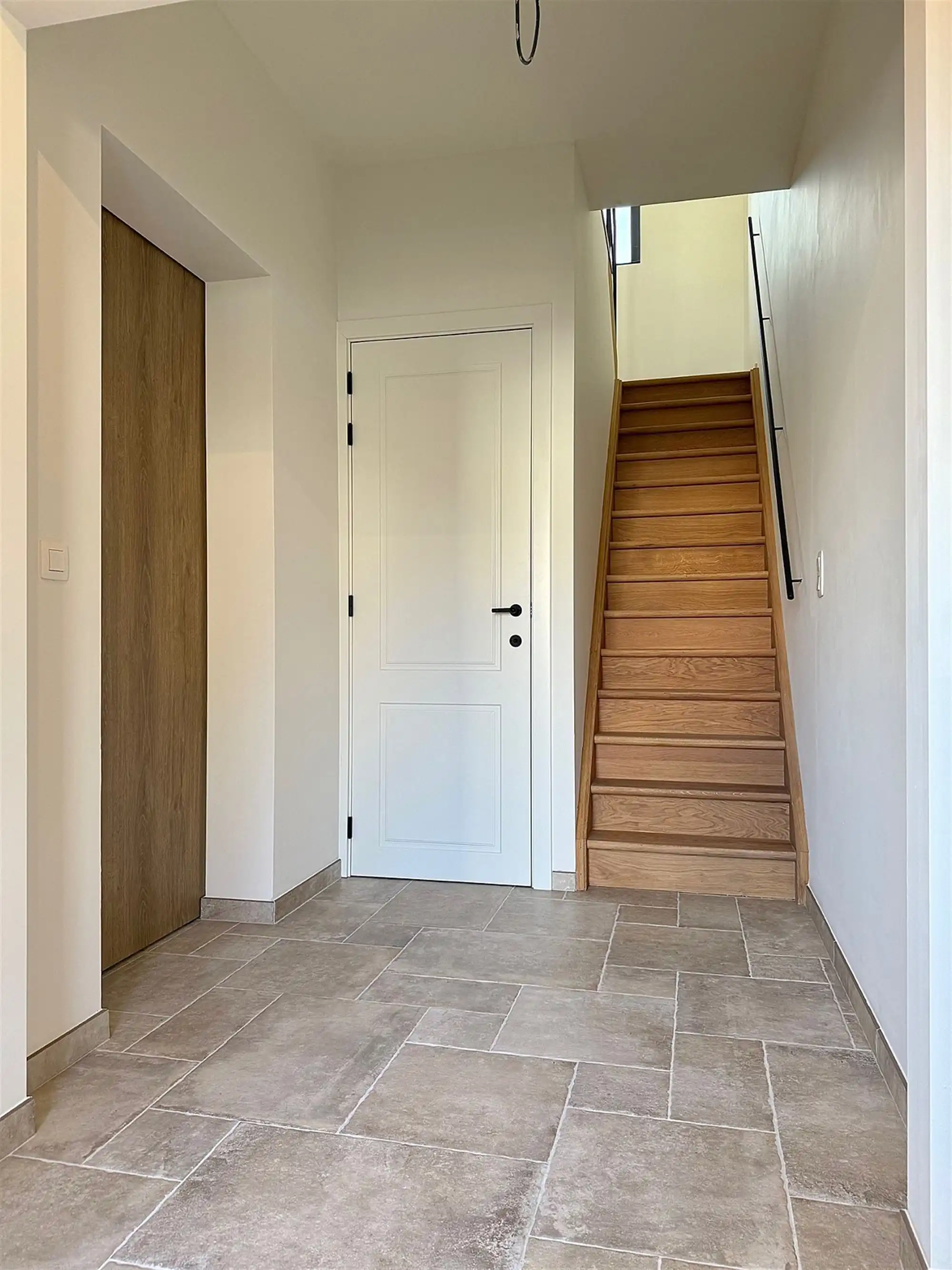 Ruime instapklare kwalitatief gerenoveerde WONING met 3 SLAAPKAMERS & TERRAS foto 3