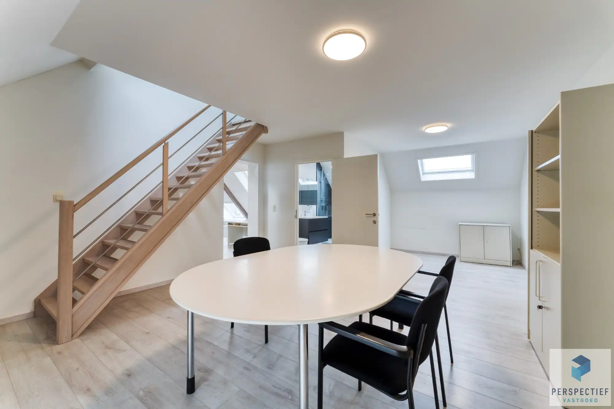 Veelzijdig handelshuis/kantoorgebouw foto 24