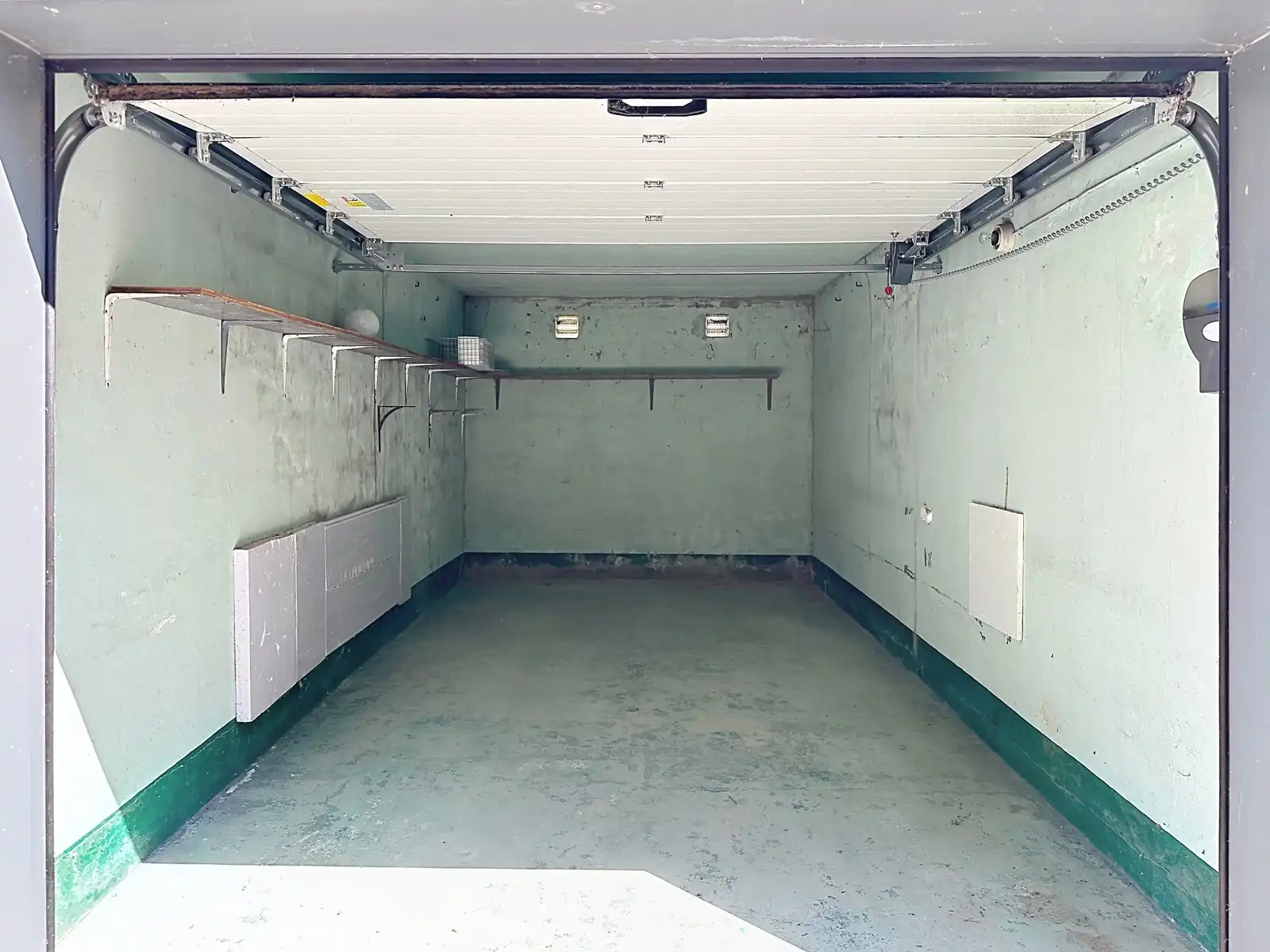 Garagebox met automatische poort foto 3