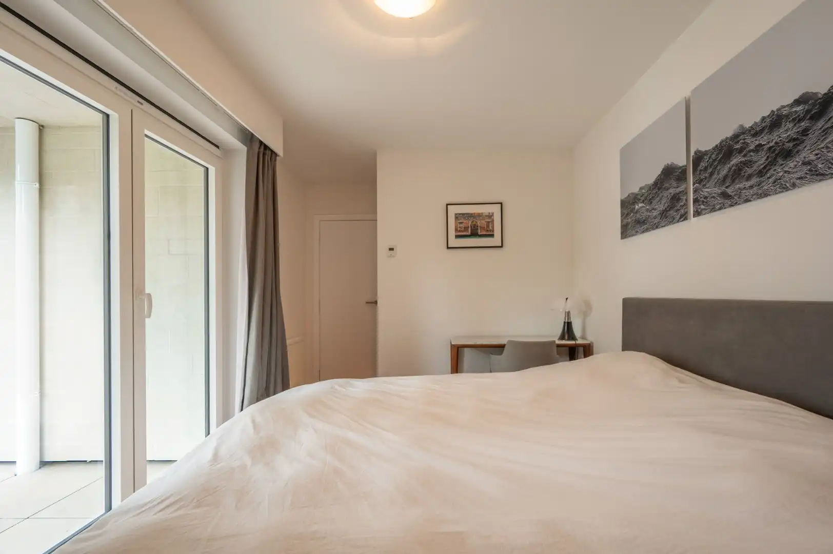 Uitzonderlijk breed appartement met aangenaam zicht op groen en villa's van Het Zoute, gelegen in residentie tussen Driehoeksplein en Ijzerzerpark. foto 11