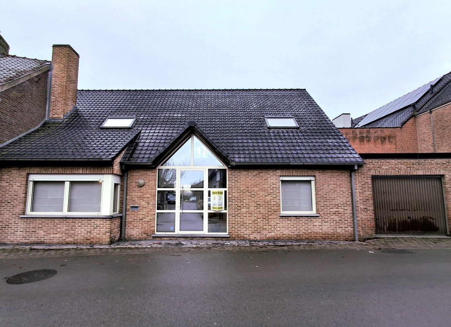 INSTAPKLARE WONING IN HET CENTRUM VAN AARSELE MET GARAGE! foto {{pictureIndex}}