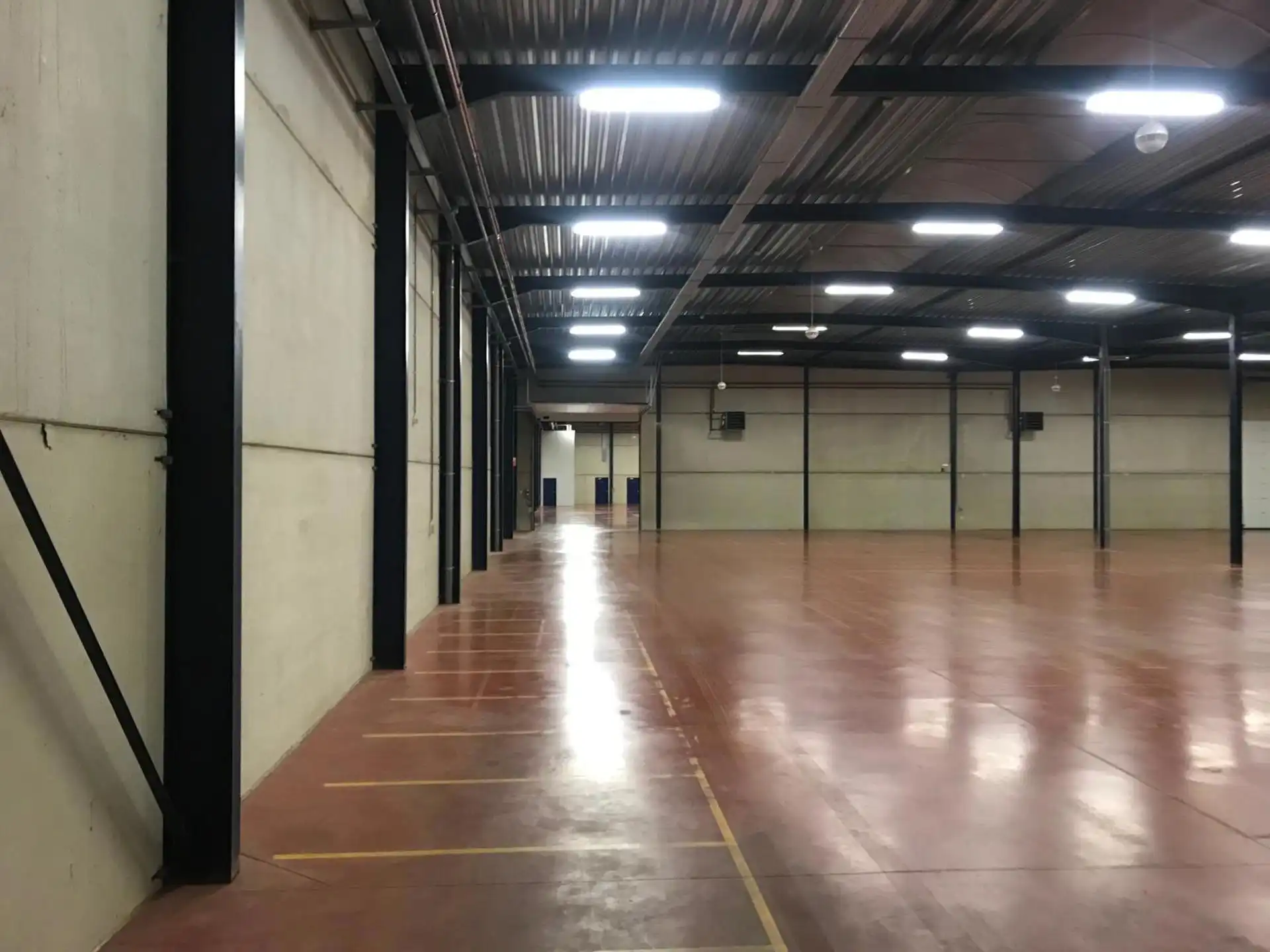 Magazijn 3.024m² met kantoor 432m² te huur foto 5