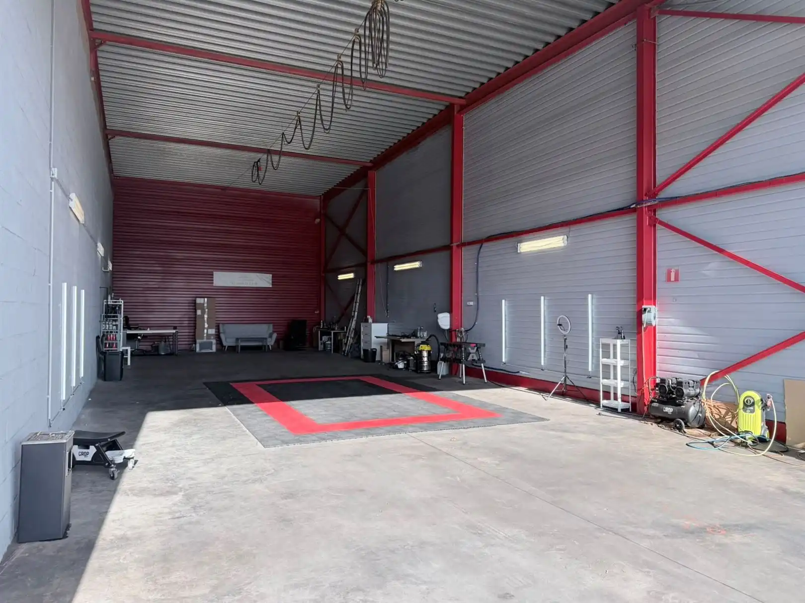 TE HUUR: Opslagruimte van 140m² te Genk! foto 2