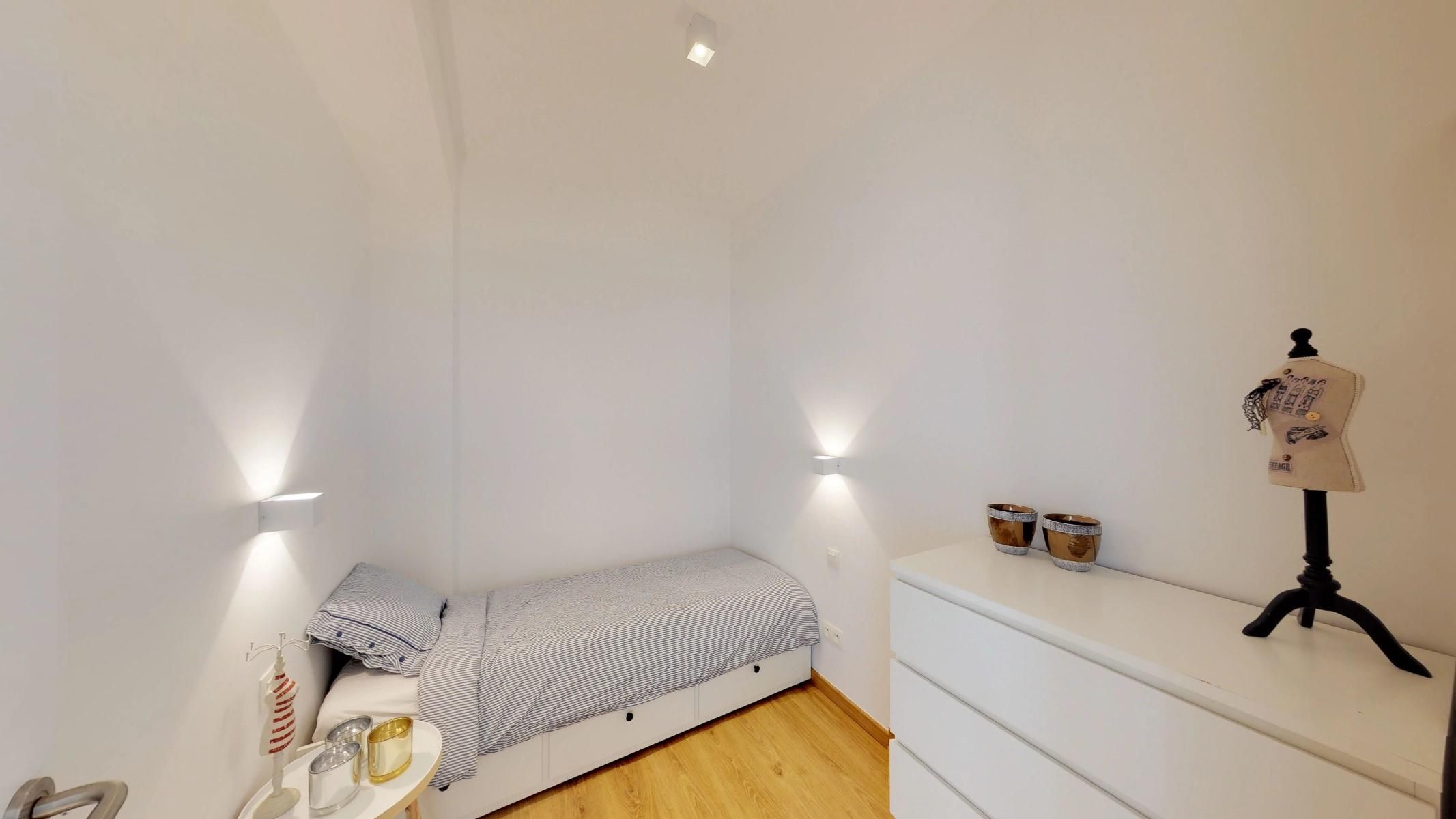 Modern gemeubeld appartement met drie slaapkamers en terras.  foto 9