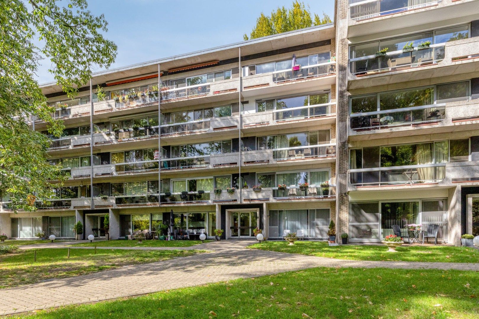 Riant 2-slp appartement met kelder en autostnplts foto 16