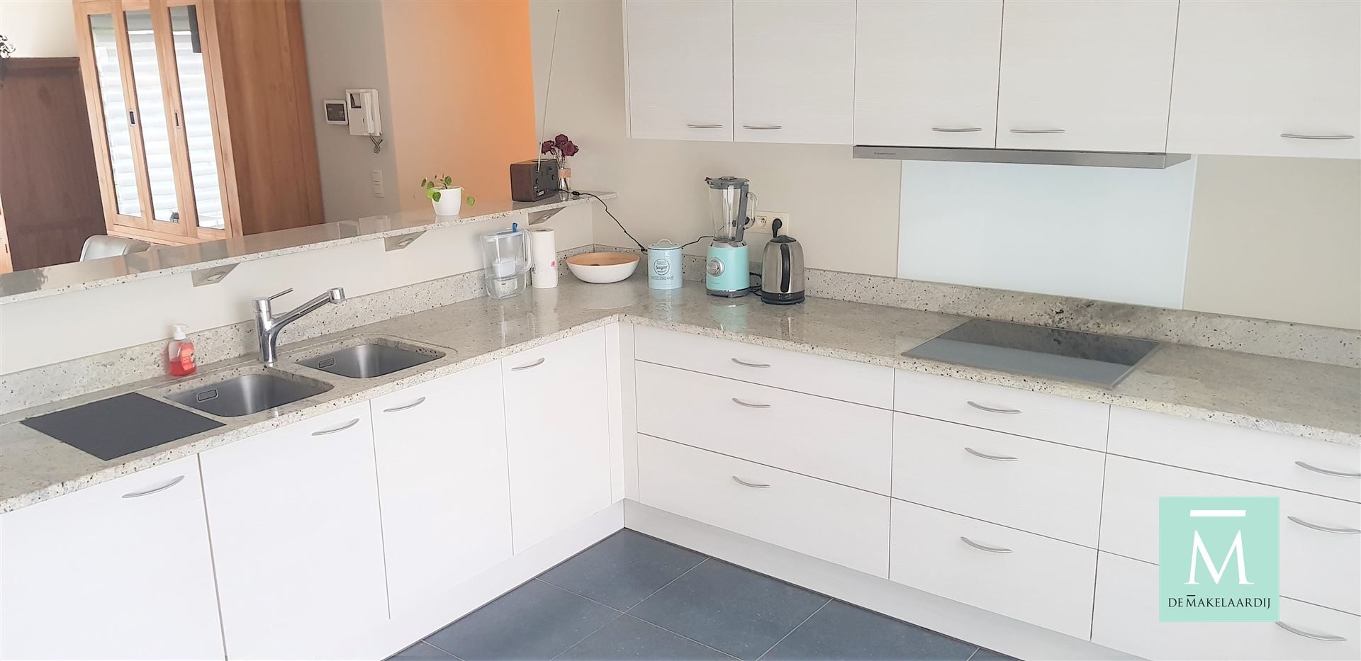 Instapklaar luxeappartement met 3 slaapkamers en dubbele garagebox. foto 2