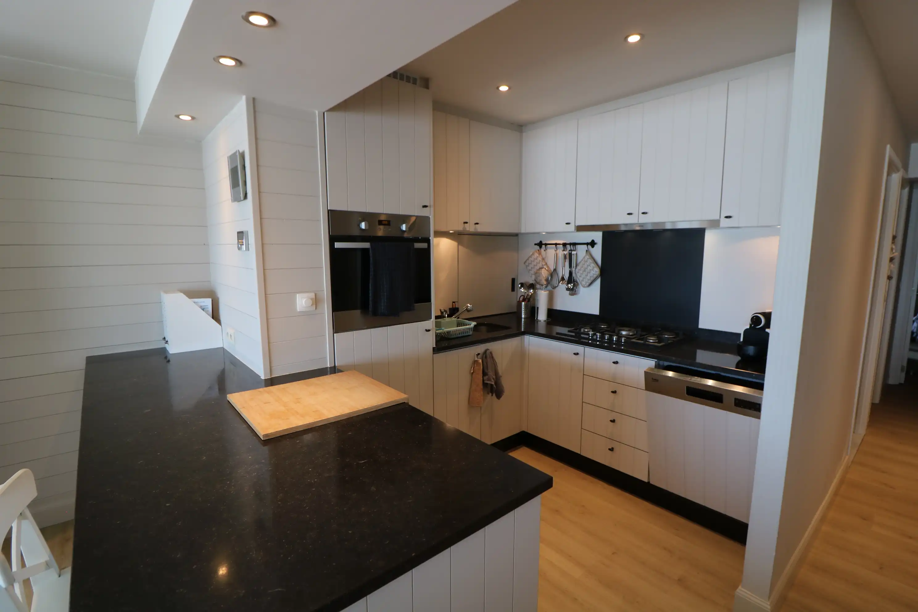 Instapklaar 2-slaapkamerappartement met zicht op zee.  foto 3