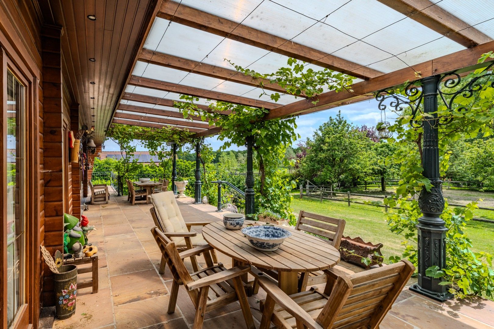 Ruime villa met mooie tuin foto 4