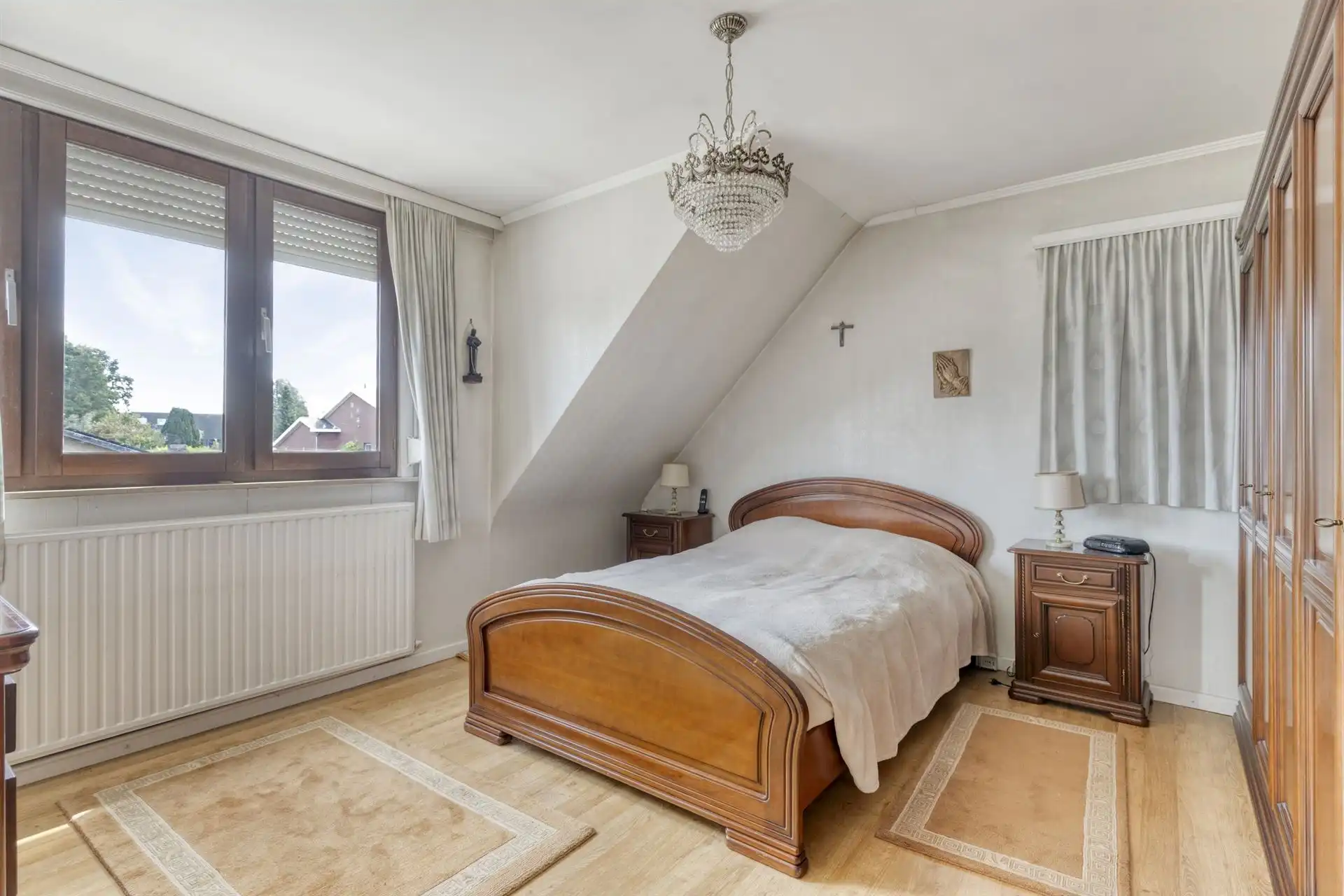 Te renoveren woning met 4 slaapkamers, 2 garages en tuin.  foto 10
