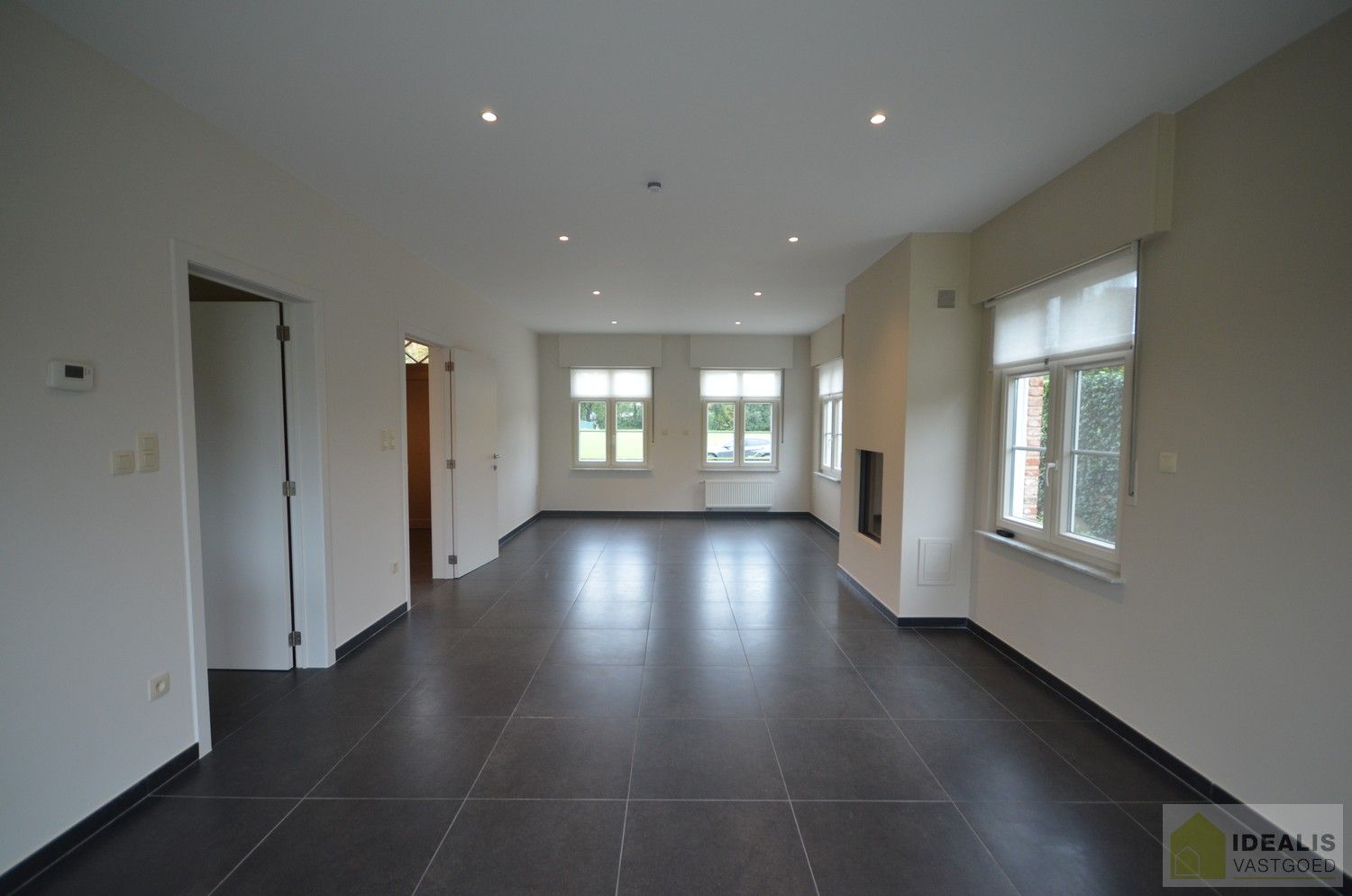 LUXUEUS AFGEWERKTE VILLA IN ZEER GOEDE STAAT! Deze ruime woning omvat o.a. een grote leefruimte, ruime keuken met bergplaats, wasplaats, 3 slaapkamers, ruime badkamer, inpandige garage en bergzolder! De villa is gelegen op een perceel met een opp. +/-13a dat volledig is aangelegd en omheind! Zeer geschikt voor kandidaten op zoek naar een rustig, doch centraal gelegen instapklare woning. foto 8