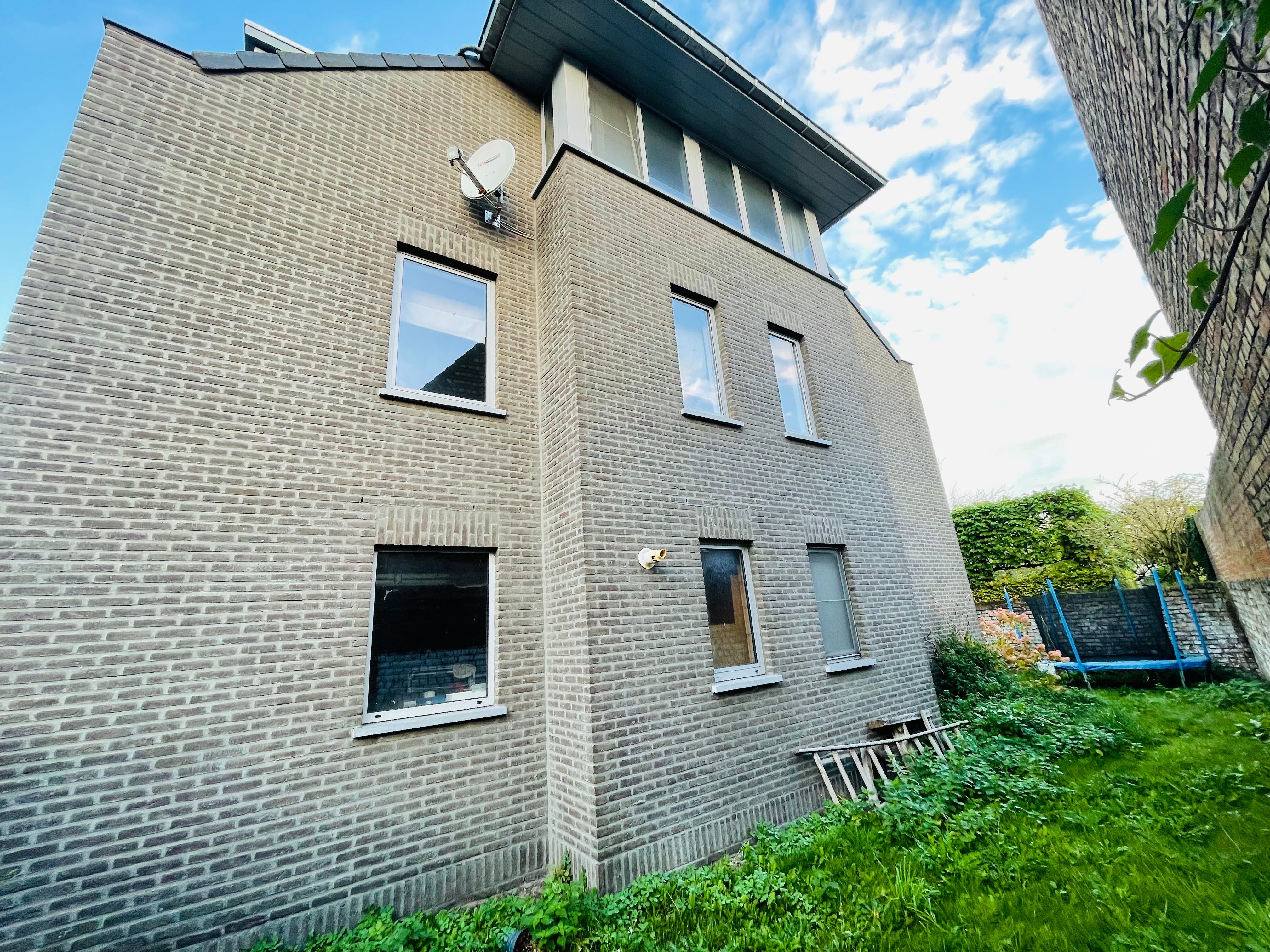 Vooraan Assebroek, Degelijk gebouwde ( 2006) energiezuinig appartementsgebouw met 2 mooie vergunde appartementen , grote garage en tuin. foto 4