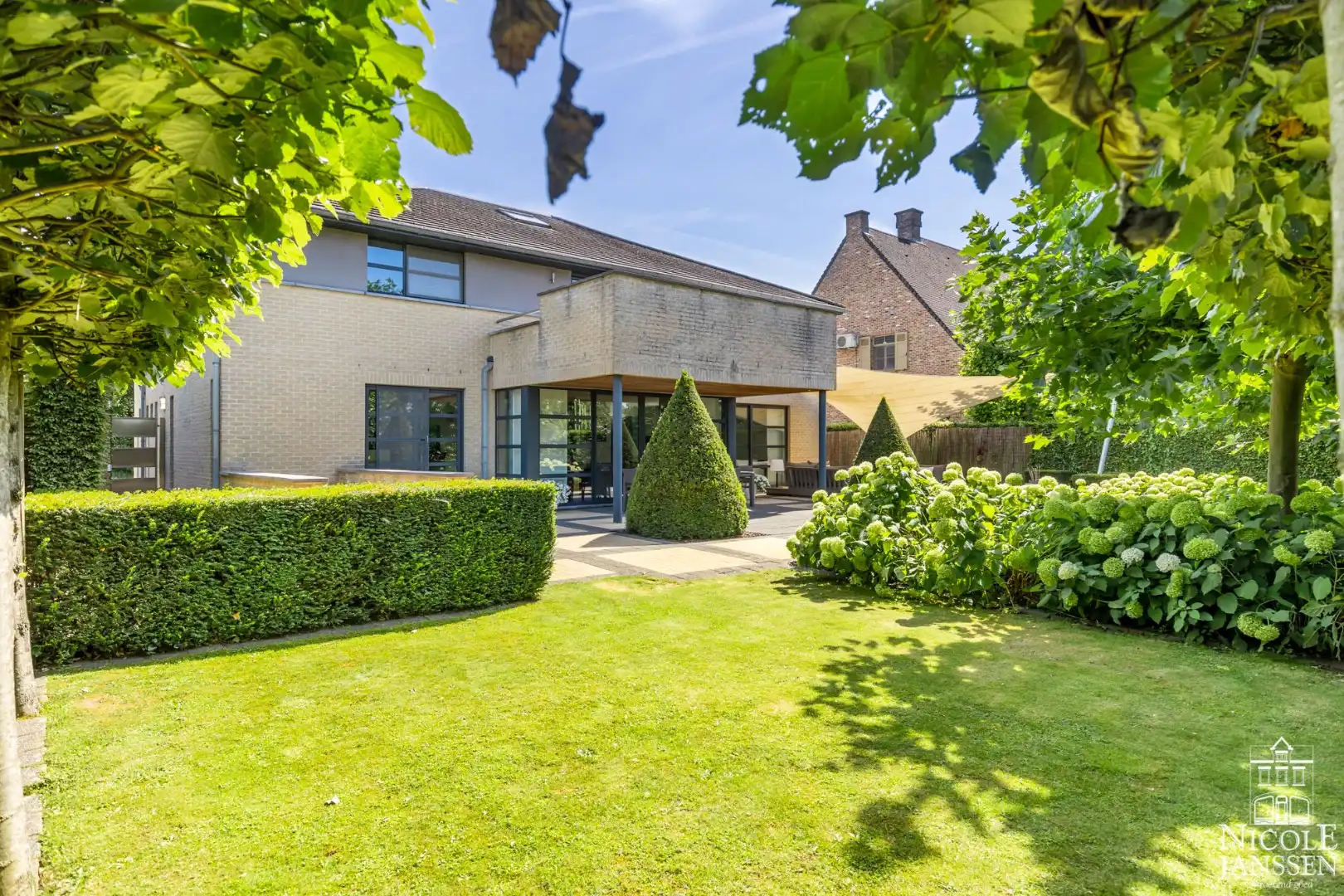 Luxueus ingerichte villa met vier slaapkamers en verzorgde tuin foto 37