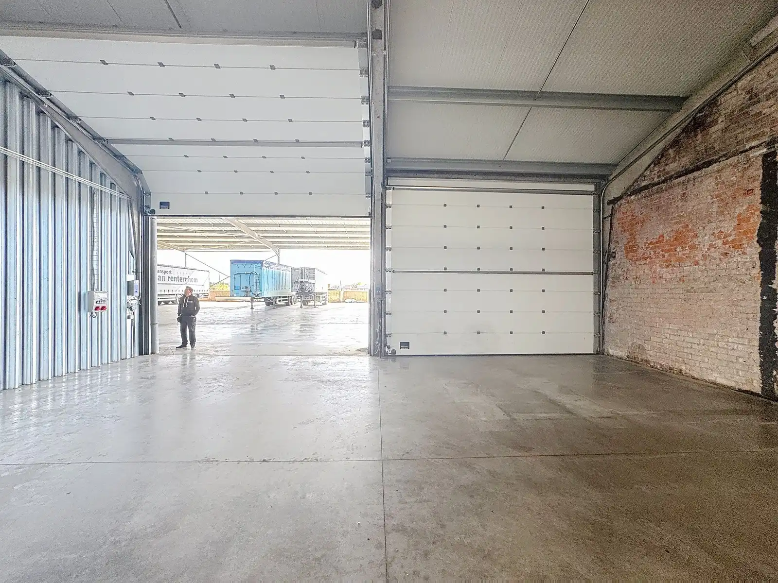 Instapklare OPSLAGRUIMTE (250m2) met 2 hoge, automatische sectionaalpoort te Koolskamp (op 5km van afrit Lichtervelde). foto 3