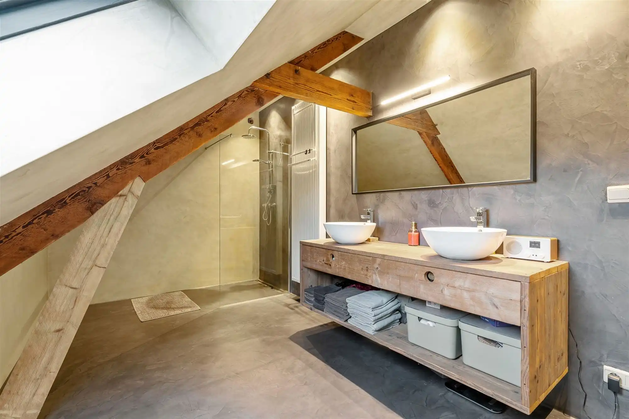 PRACHTIG GERENOVEERDE WONING MET RUIME GARAGE OP IDEALE LIGGING! foto 19