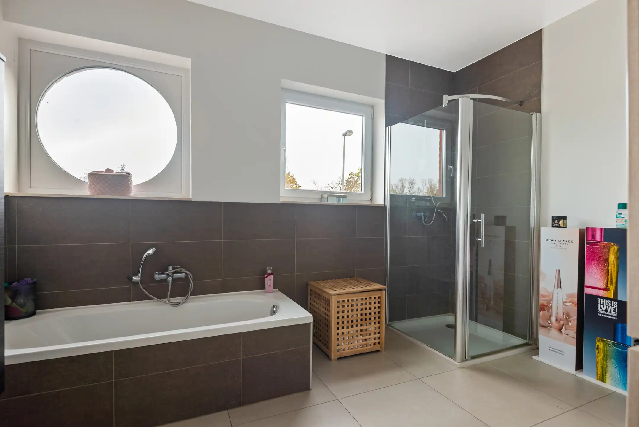 Recente woning met drie slaapkamers, tuintje en staanplaats foto 15