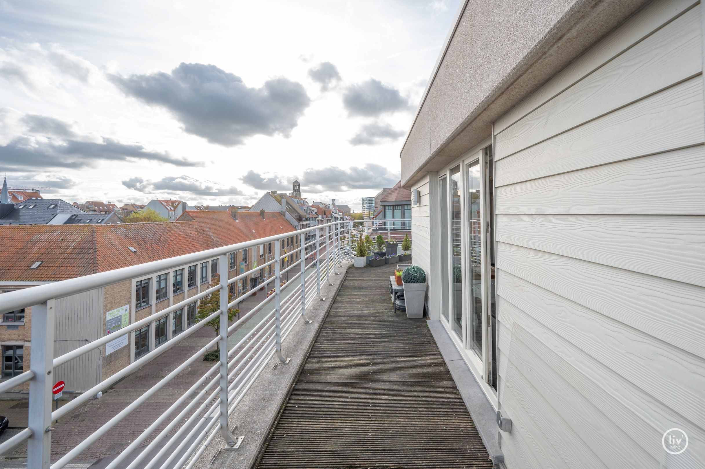 Magnifieke HOEKduplex met mooie terrassen centraal gelegen op de Parmentierlaan te Knokke.  foto 6