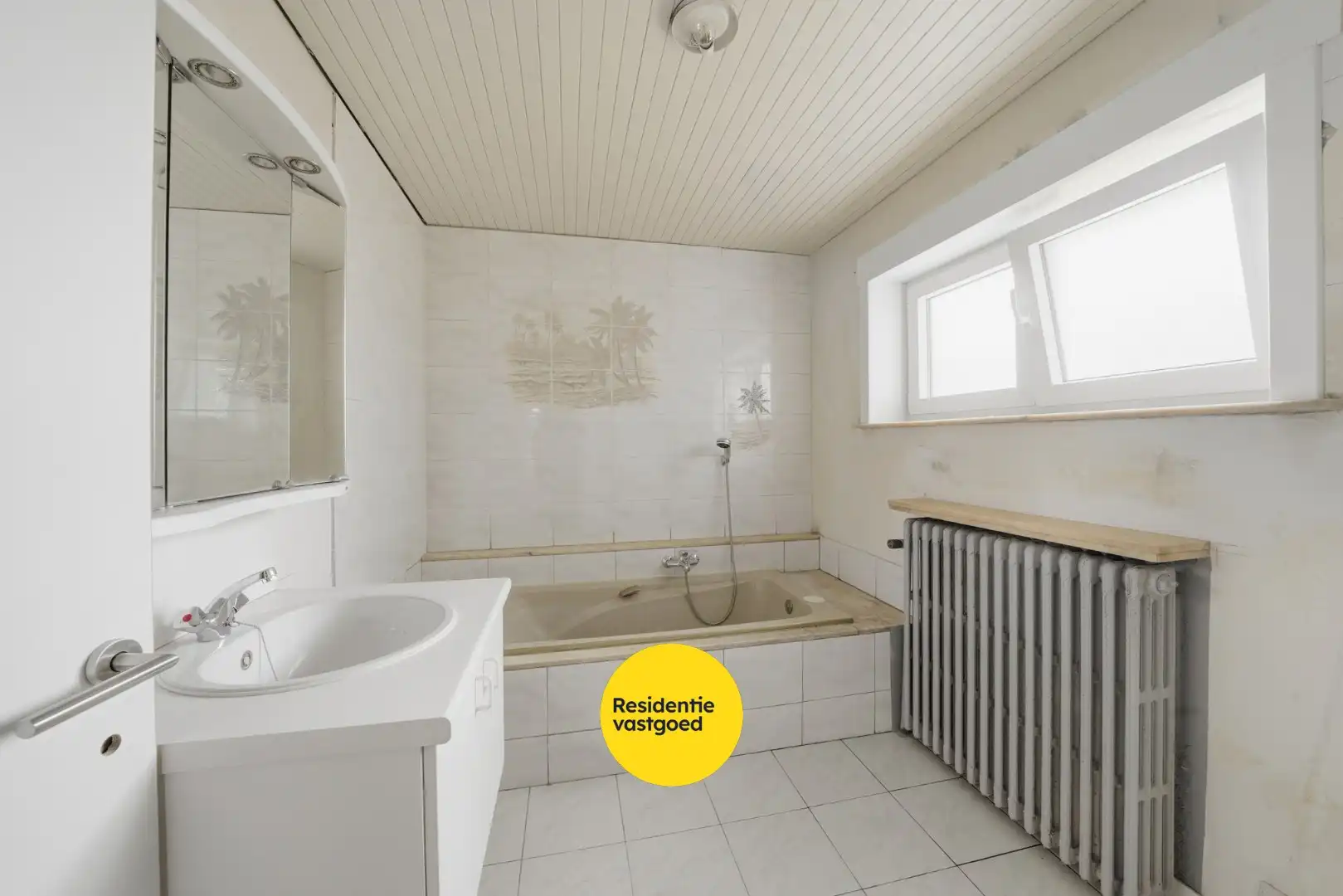 Vrijstaande bungalow met veel potentieel langs het water in hartje Oudenburg foto 17