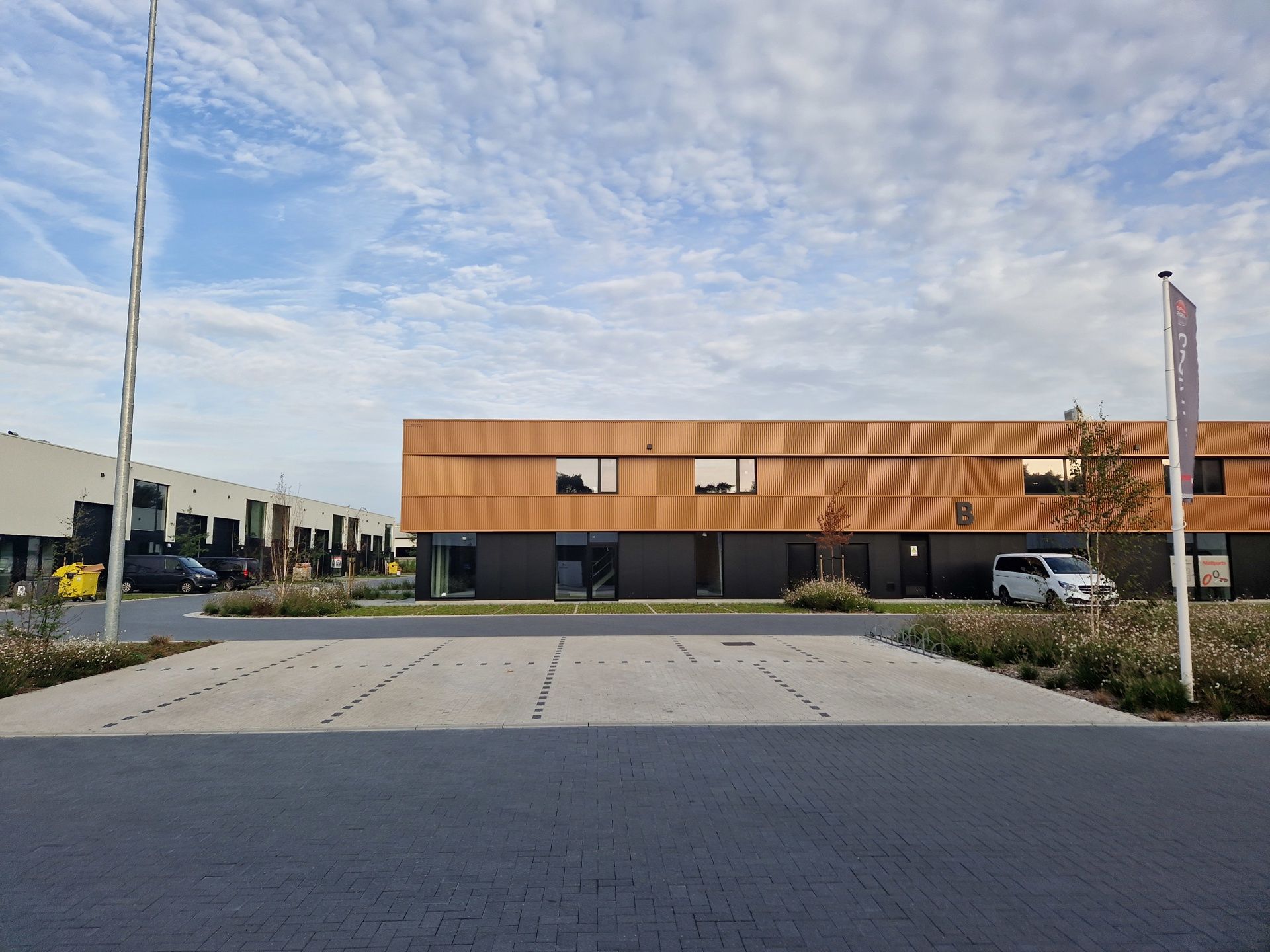 Nieuwbouw KMO-unit met twee autostaanplaatsen te Merksplas. foto 2