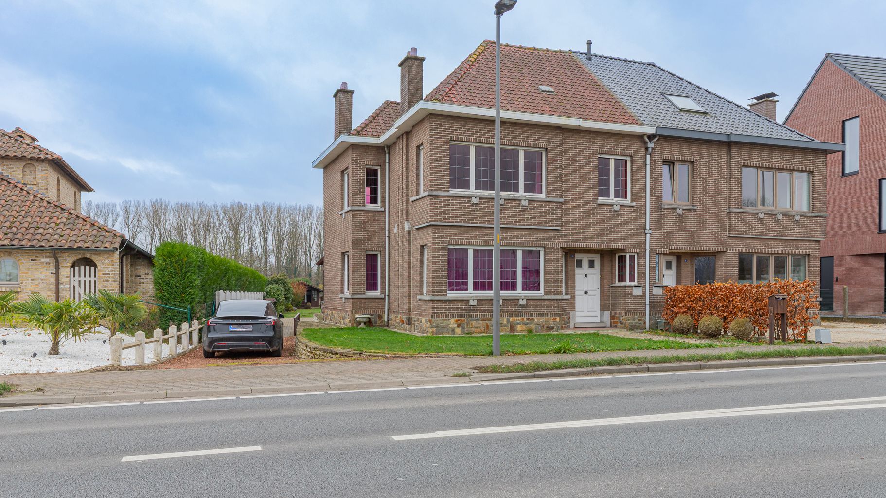 Ruime te renoveren gezinswoning met 4 slpks! foto 2