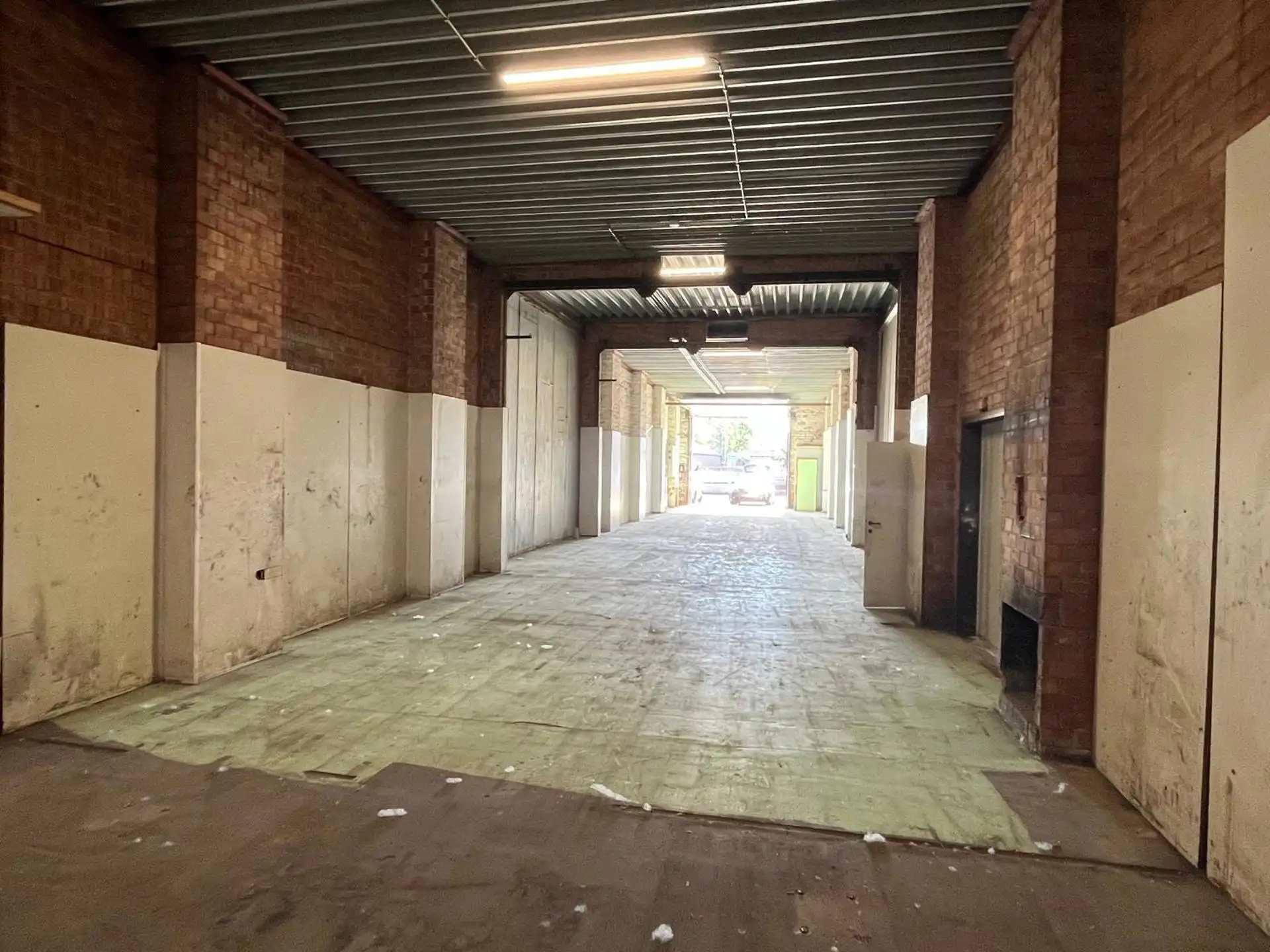 Magazijn Unit 38 EB  van 232 m²  centraal  tussen A12 en E19 (geen poort) foto 3