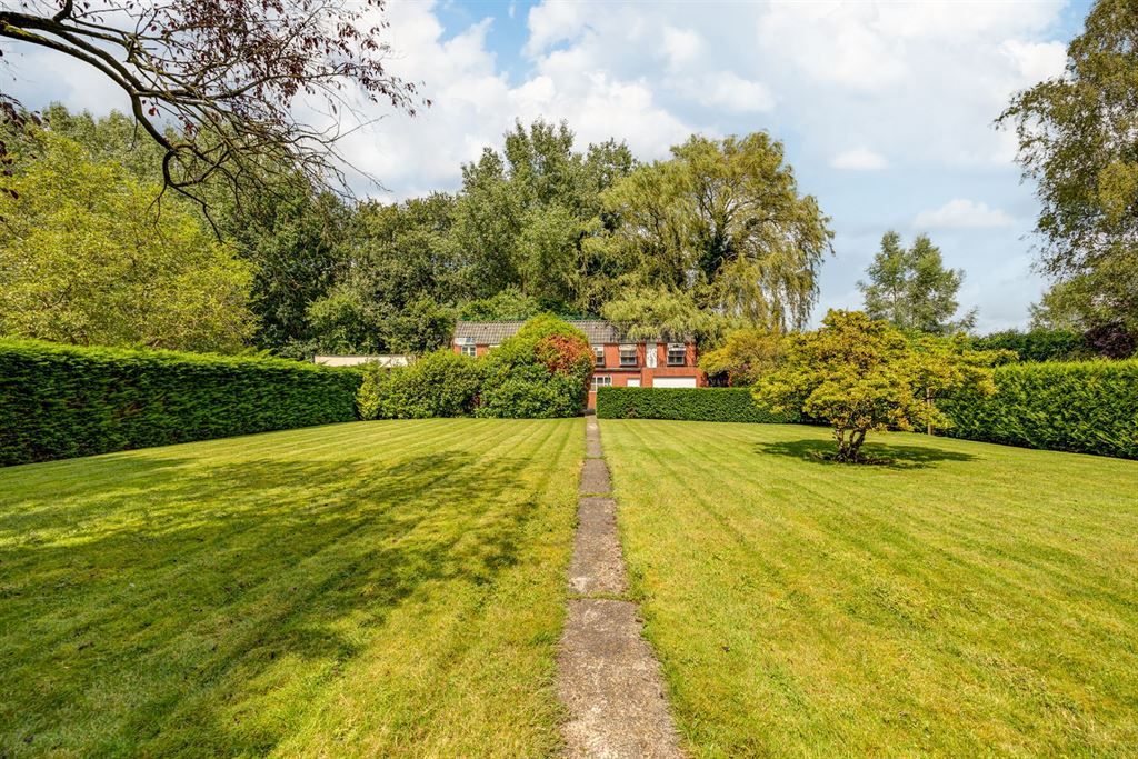 Landhuis met achtergelegen bijgebouw foto 17