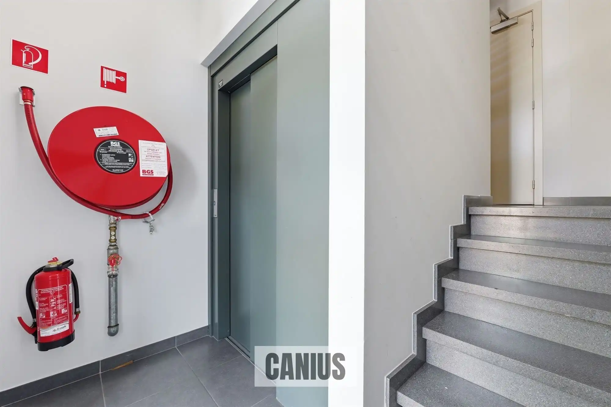 STIJLVOL GELIJKVLOERS APPARTEMENT MET DRIE SLAAPKAMERS foto 3