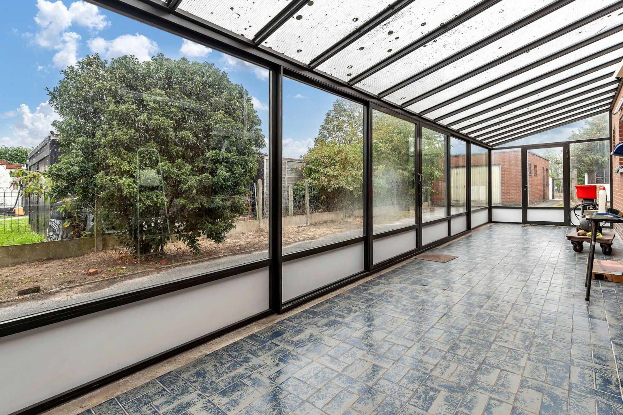 Halfopen woning met veel potentieel op ruim perceel foto 13