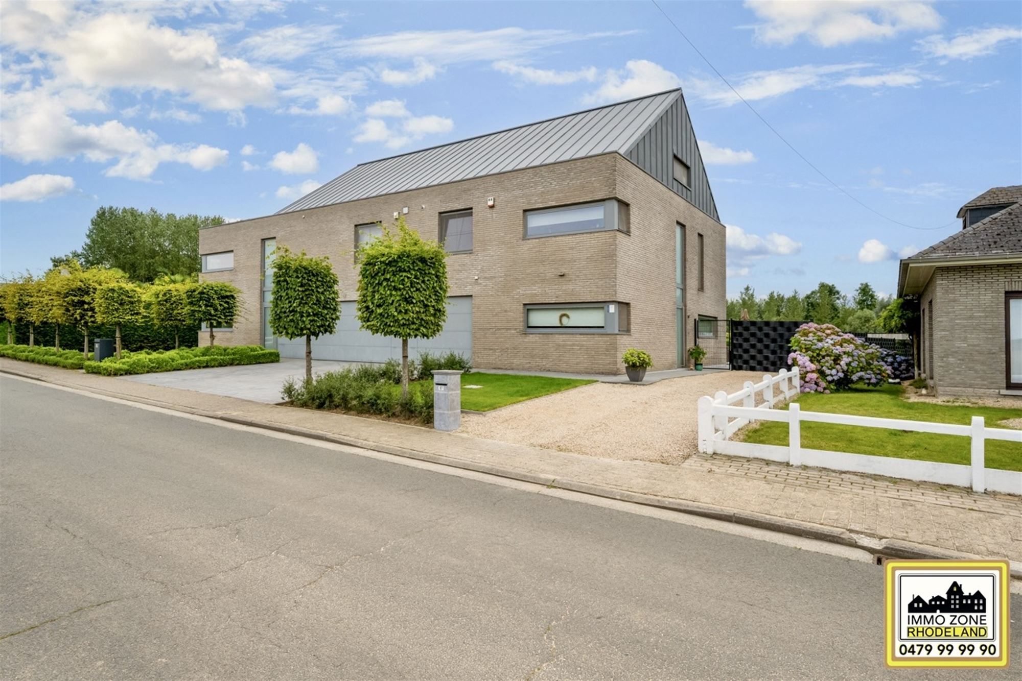 Schitterende moderne villa met aangelegde tuin en zwembad foto 2