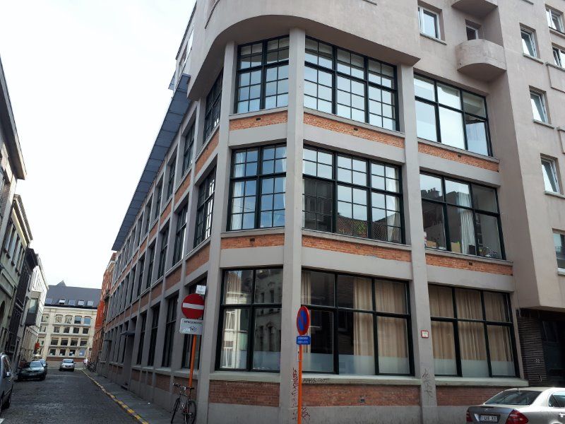 Zeer lichtrijk 2 slaapkamerappartement met parkeerplaats en schitterend zicht op de torens van Gent! foto {{pictureIndex}}
