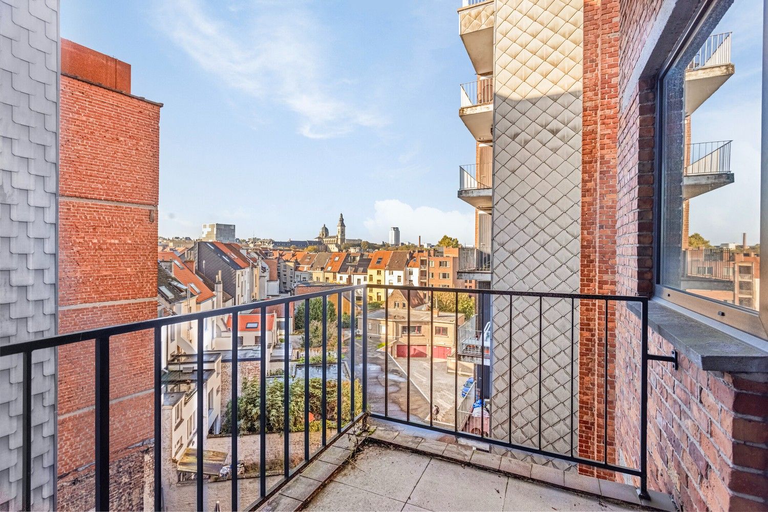 Goed onderhouden, ruim twee slaapkamer appartement met terras foto 9