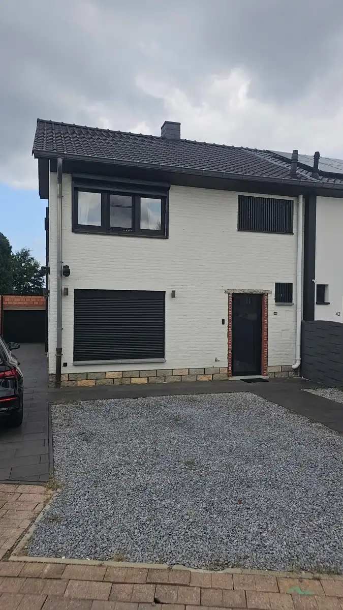 Gerenoveerde woning met riante leefkeuken, 3 slaapkamers, garage en gezellige tuin in rustige buurt foto {{pictureIndex}}