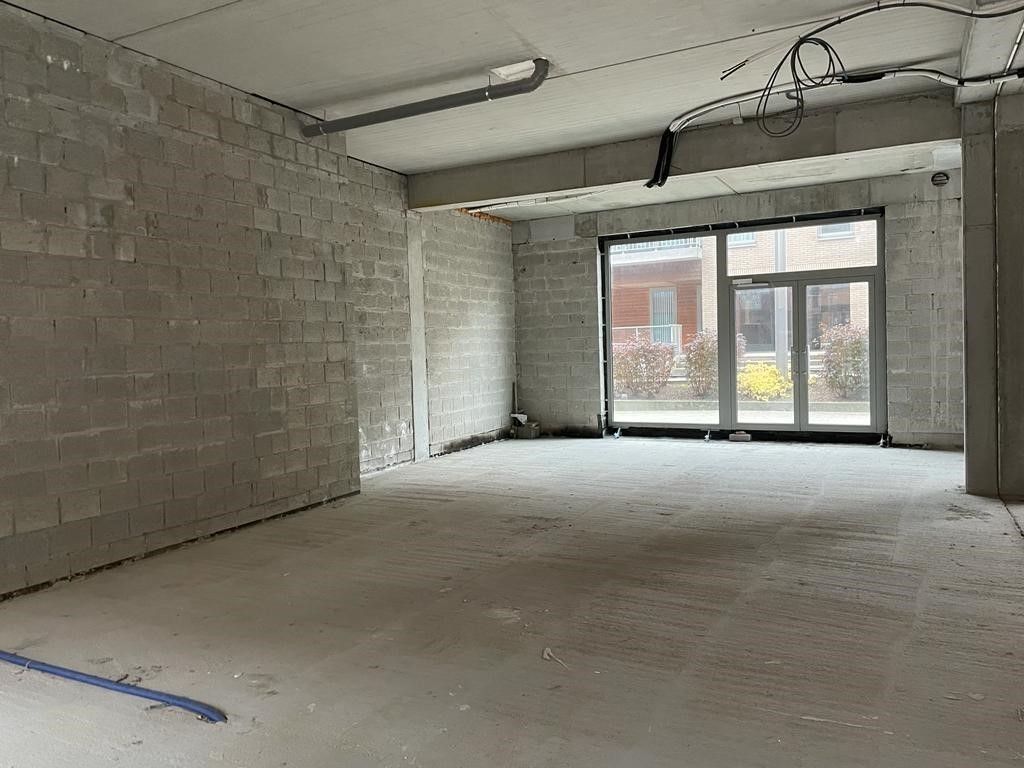 Handelspand van 165m² met ruime vitrine gelegen in het centrum foto 2