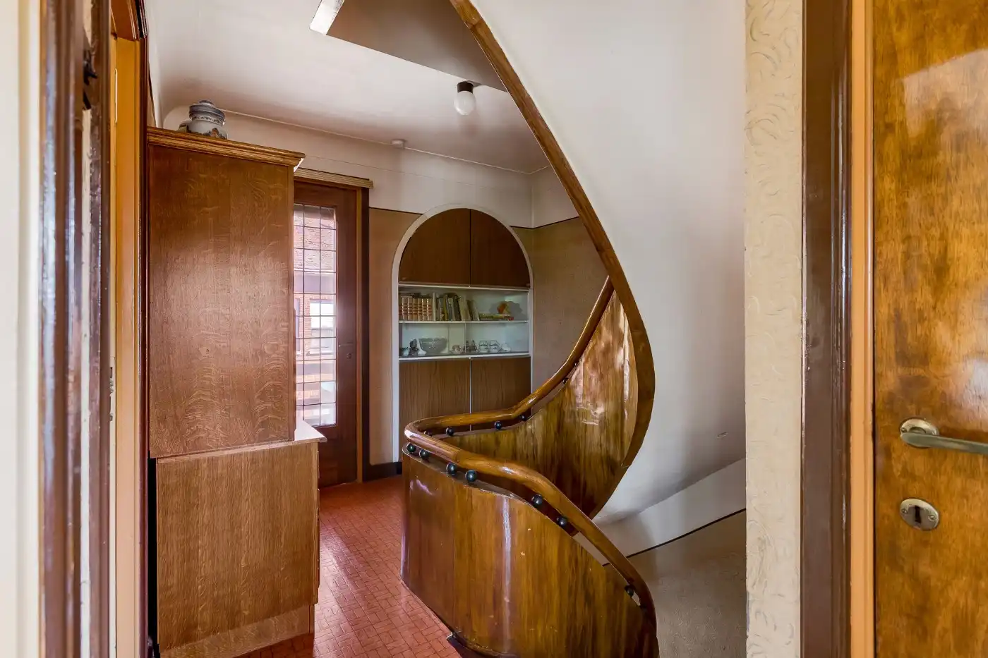 Te renoveren, geklasseerde art deco woning met 3 slpk, ruime zolder en Z-tuin foto 16