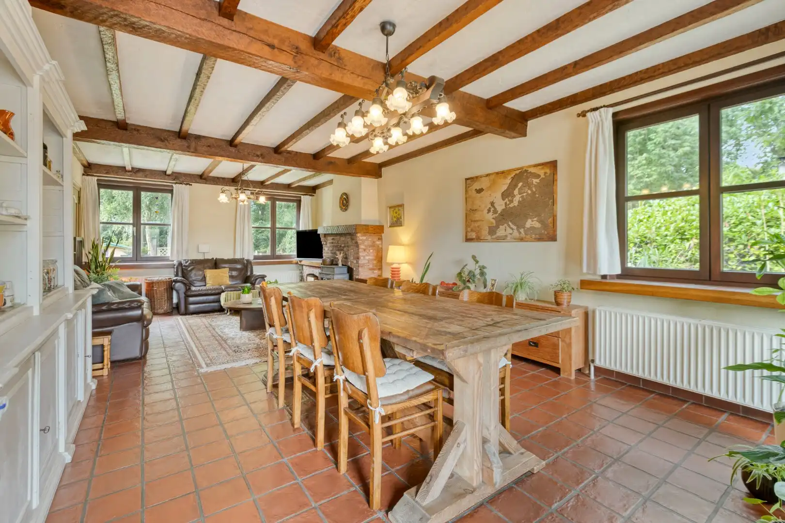 Ruime woning met 5 slpks gelegen op een rustige locatie met een vlotte verbinding naar de omliggende gemeenten !  foto 5