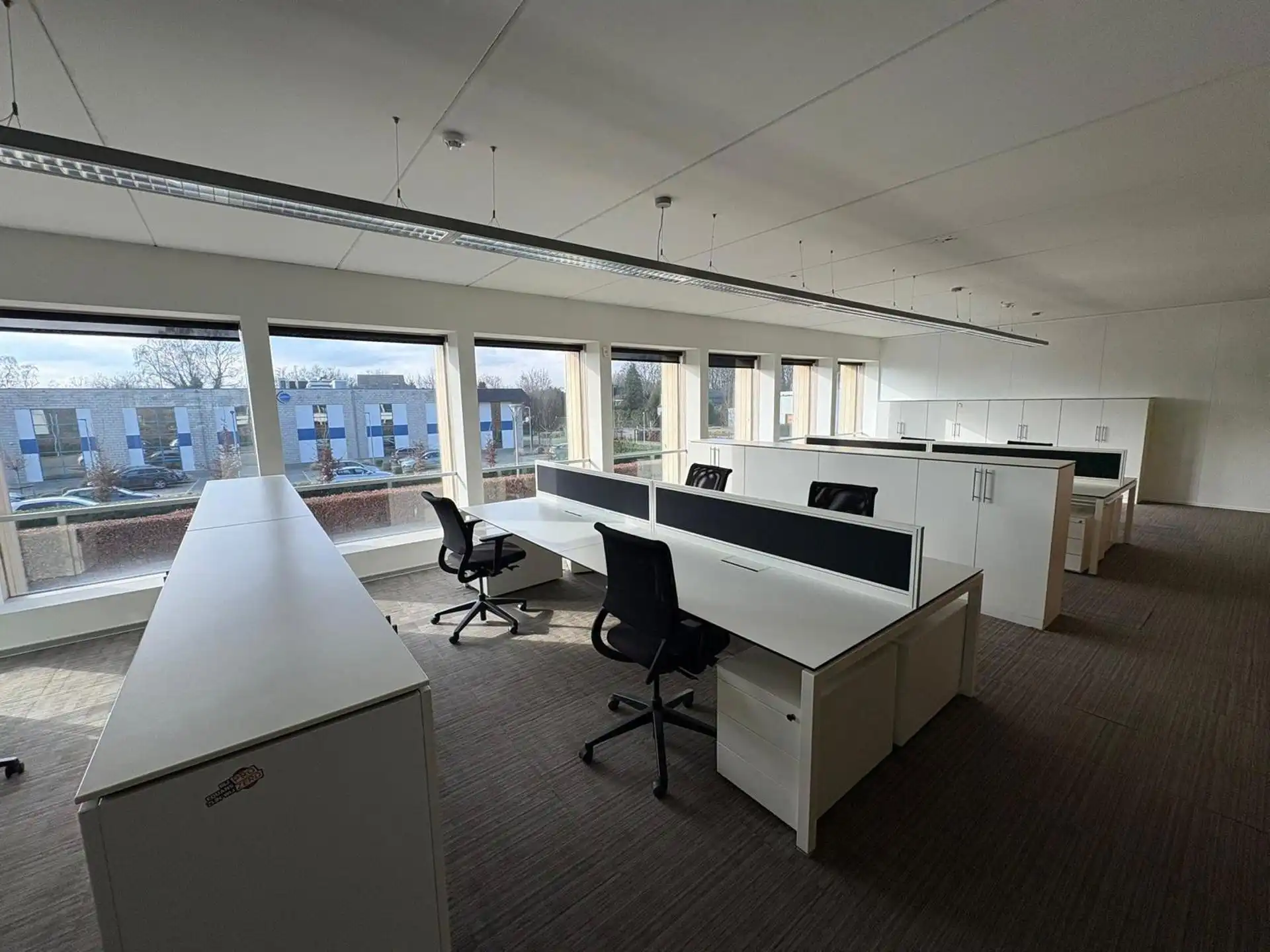 Instapklaar kantoor 622 m² met parking langs de E313 foto 9
