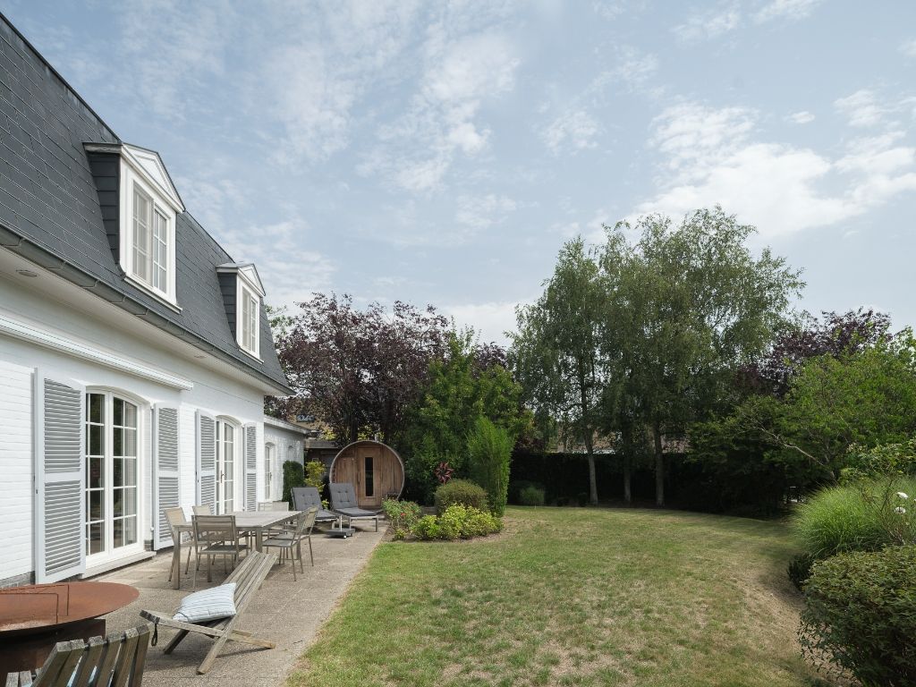 Charmante Franse villa met 3 slaapkamers op een zuidgericht perceel (1.160 m²) in een residentiële wijk te Mariakerke. foto {{pictureIndex}}