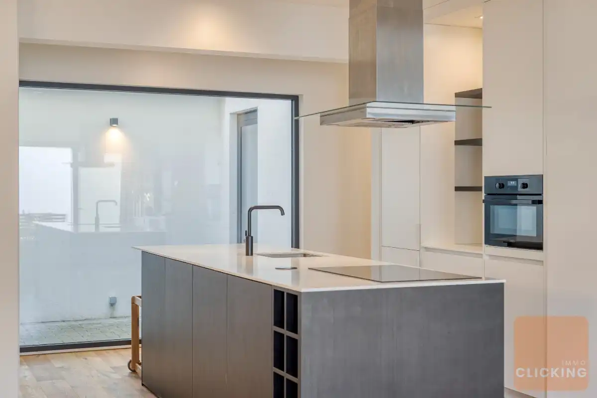 Stijlvol en recent appartement met tuin en patio foto 10