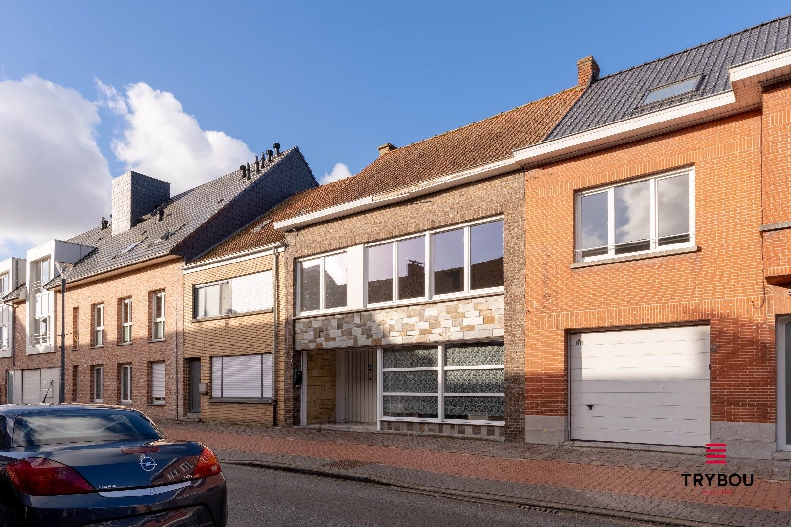 Kwalitatieve karakterwoning met ruime garage, pal in het centrum van Houthulst foto {{pictureIndex}}
