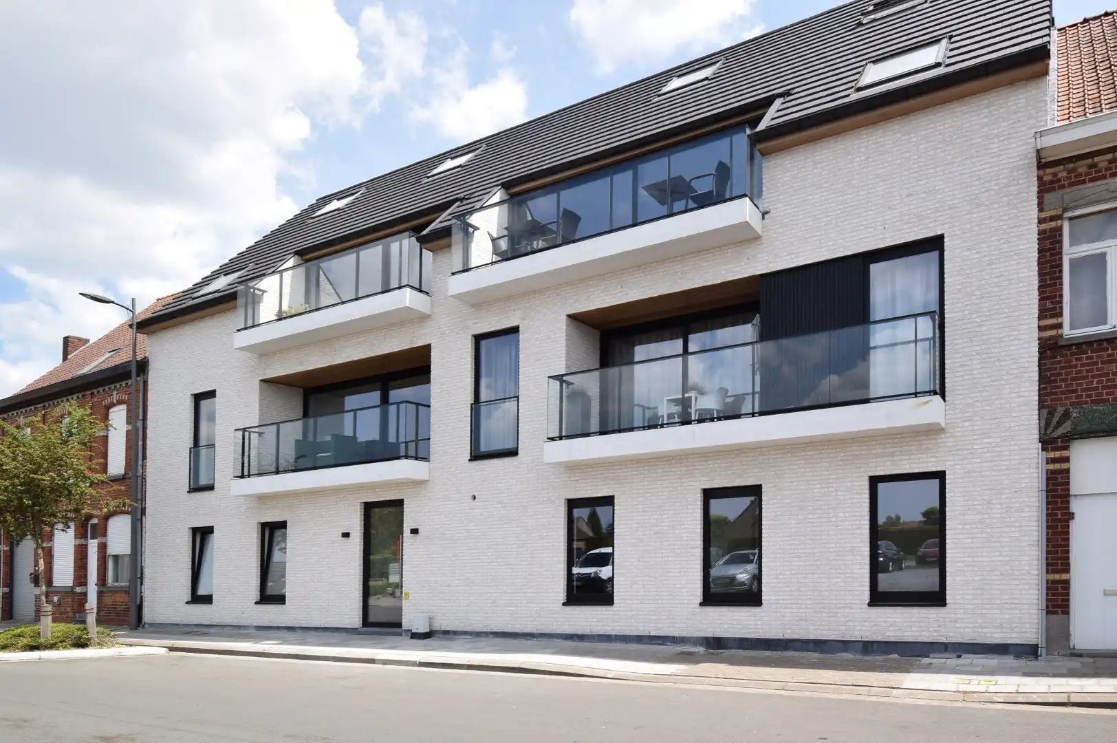 INSTAPKLAAR APPARTEMENTENT MET TWEE RUIME TERRASSEN foto {{pictureIndex}}