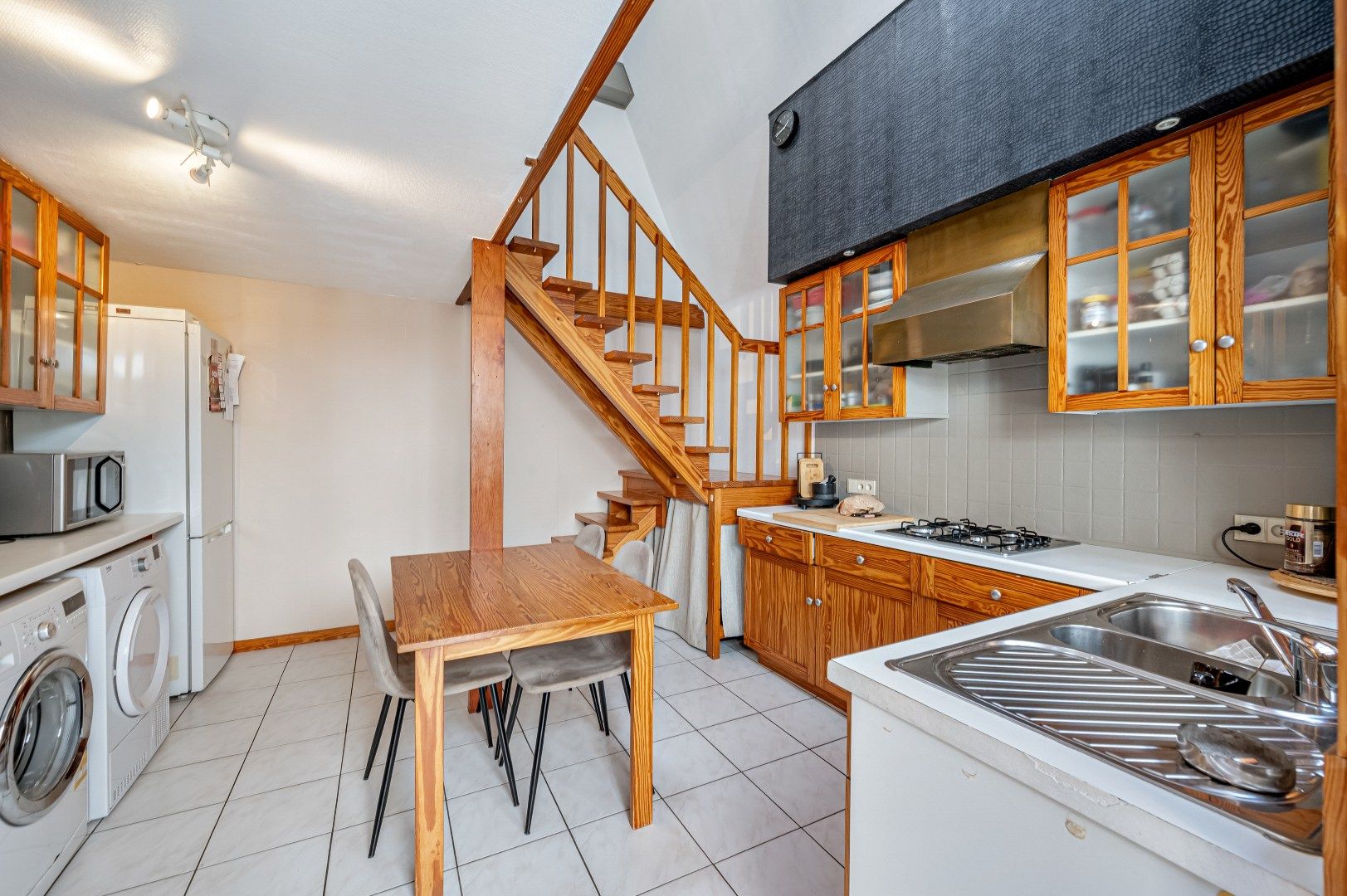 Charmante, rustiek ingerichte woning op toplocatie in Mariakerke foto 9