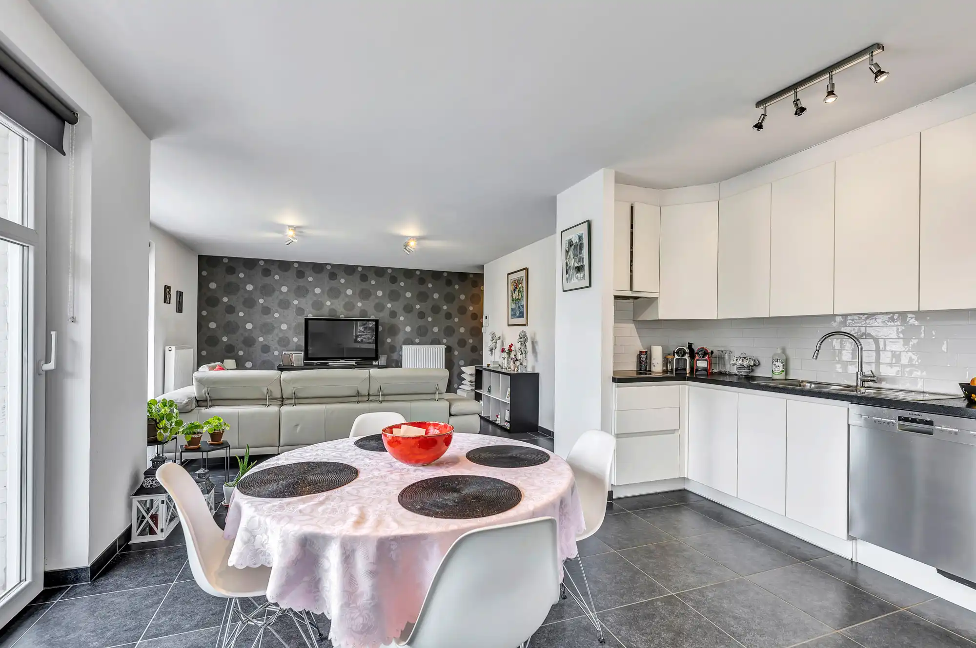 Ruim appartement met vier slpks, terras en autostaanplaats foto 7