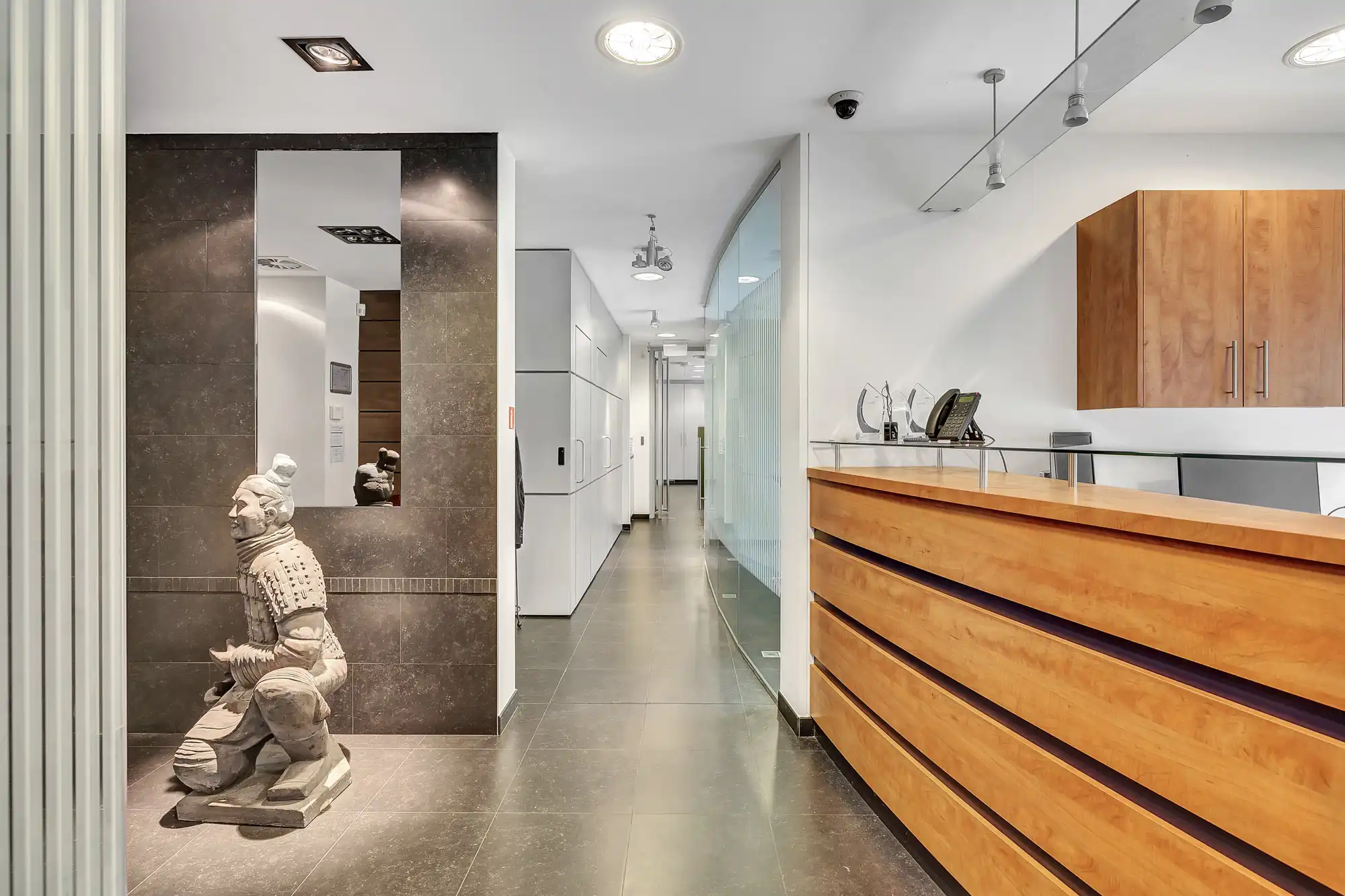 Instapklaar commercieel gelijkvloers op strategische locatie foto 10